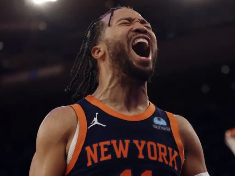 NBA/Jalen Brunson 遭 Jeremy Sochan 捏奶頭惡作劇 !網友翻出舊賬笑稱:「跟本是慣犯!」
