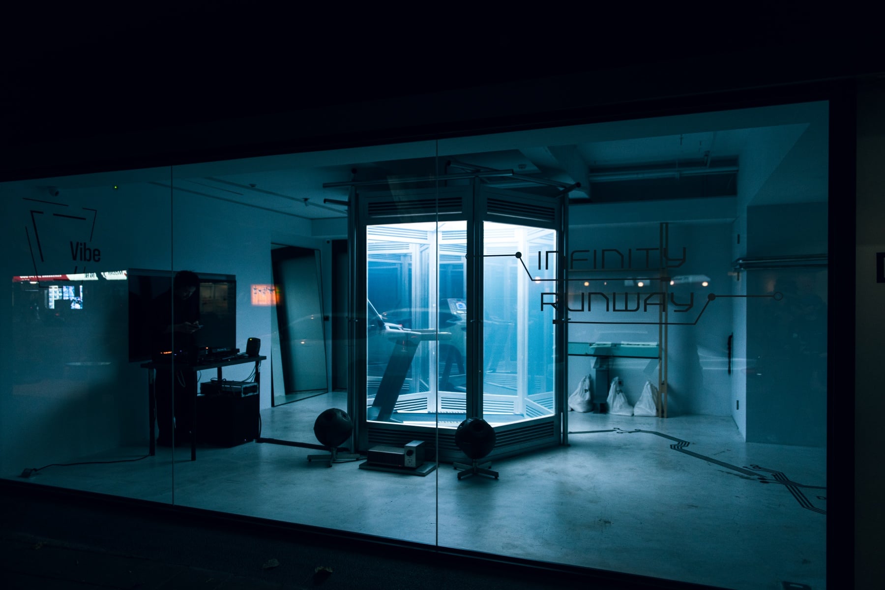 De sidere7.1 x 瑞士昂跑On《Infinity Runway》限時活動登場！將更衣室化為無限伸展台打造極致感官派對！