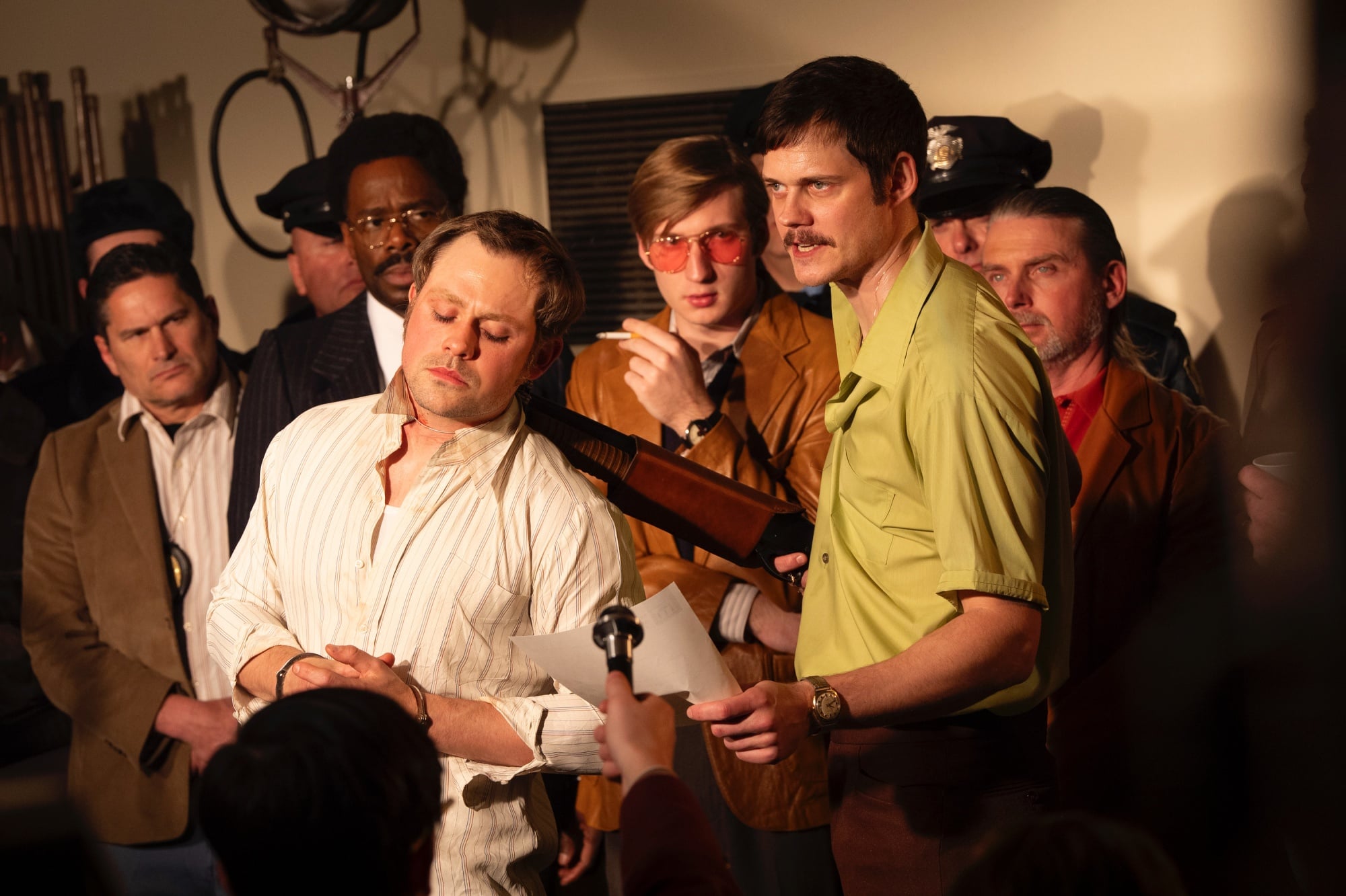 帕西諾沉穩對峙新星史柯斯嘉!《63小時死亡對峙》4月10日上映,「死亡連線」人質危機63小時全程直播引爆話題!