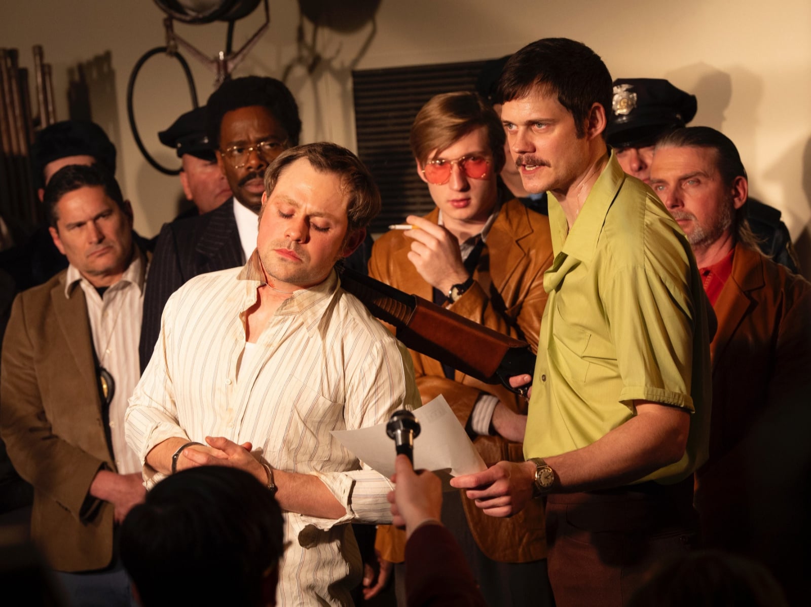 帕西諾沉穩對峙新星史柯斯嘉！《63小時死亡對峙》4月10日上映，「死亡連線」人質危機63小時全程直播引爆話題！