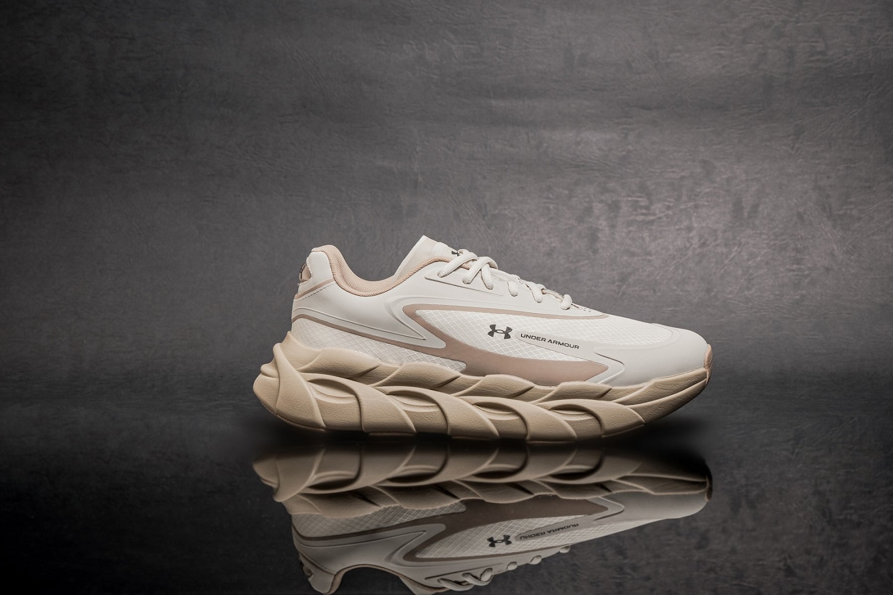 Under Armour推「HALO RUNNER SE」重新定義日常跑步！搭載HOVR+™緩震泡棉、5K城市路跑免費參加⋯