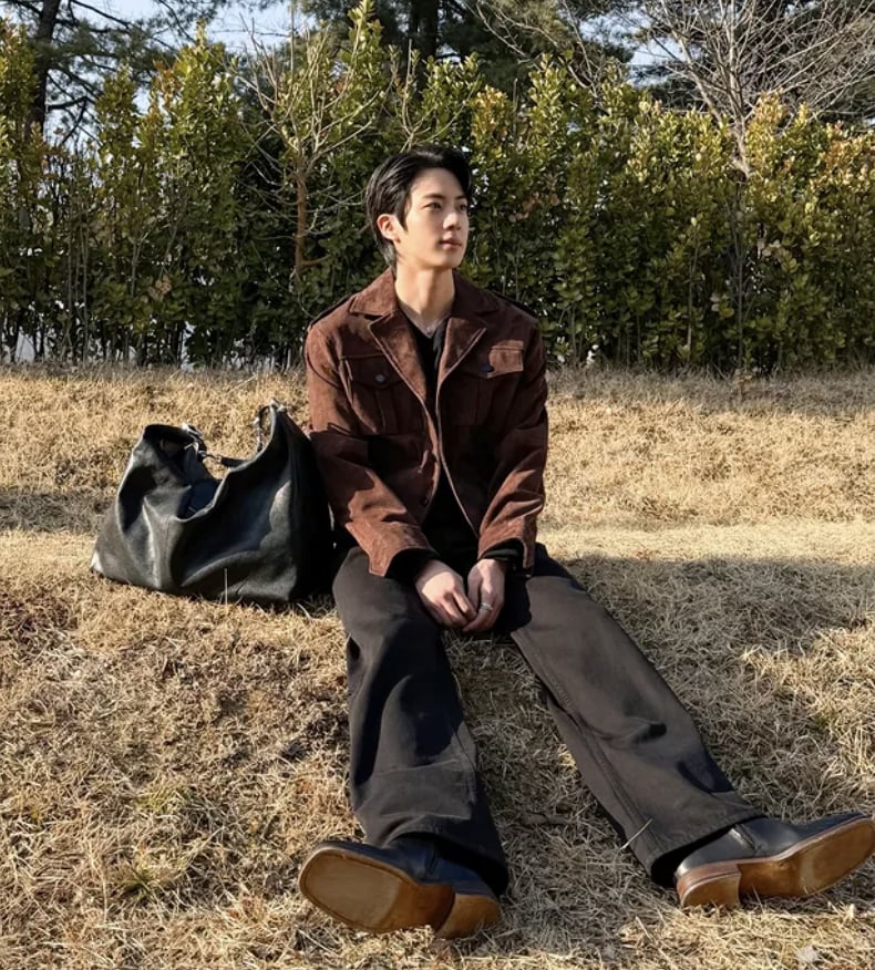 BTS Jin 新專輯《ARIRANG》遭「除名」？製作名單缺席、鏡頭被砍⋯粉絲怒轟被甩鍋！