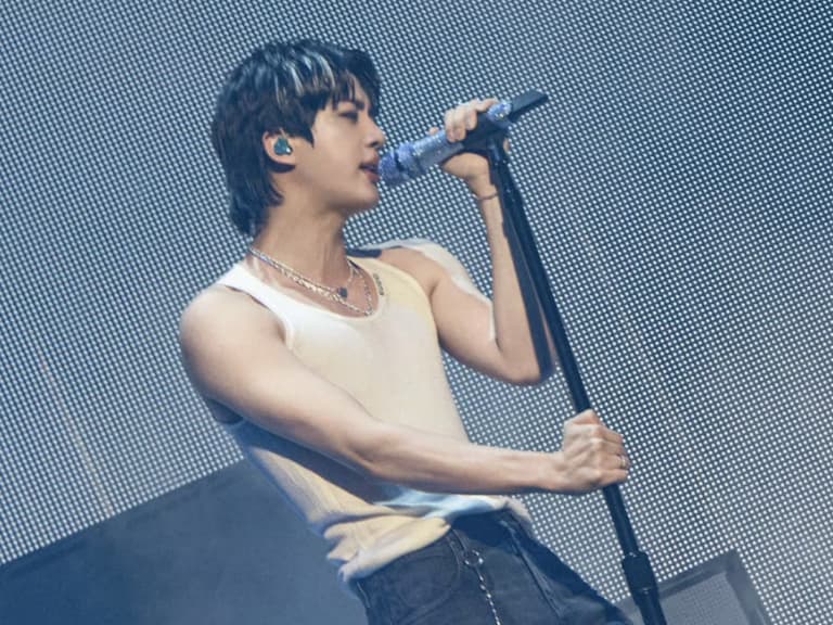 BTS Jin 新專輯《ARIRANG》遭「除名」？製作名單缺席、鏡頭被砍⋯粉絲怒轟被甩鍋！