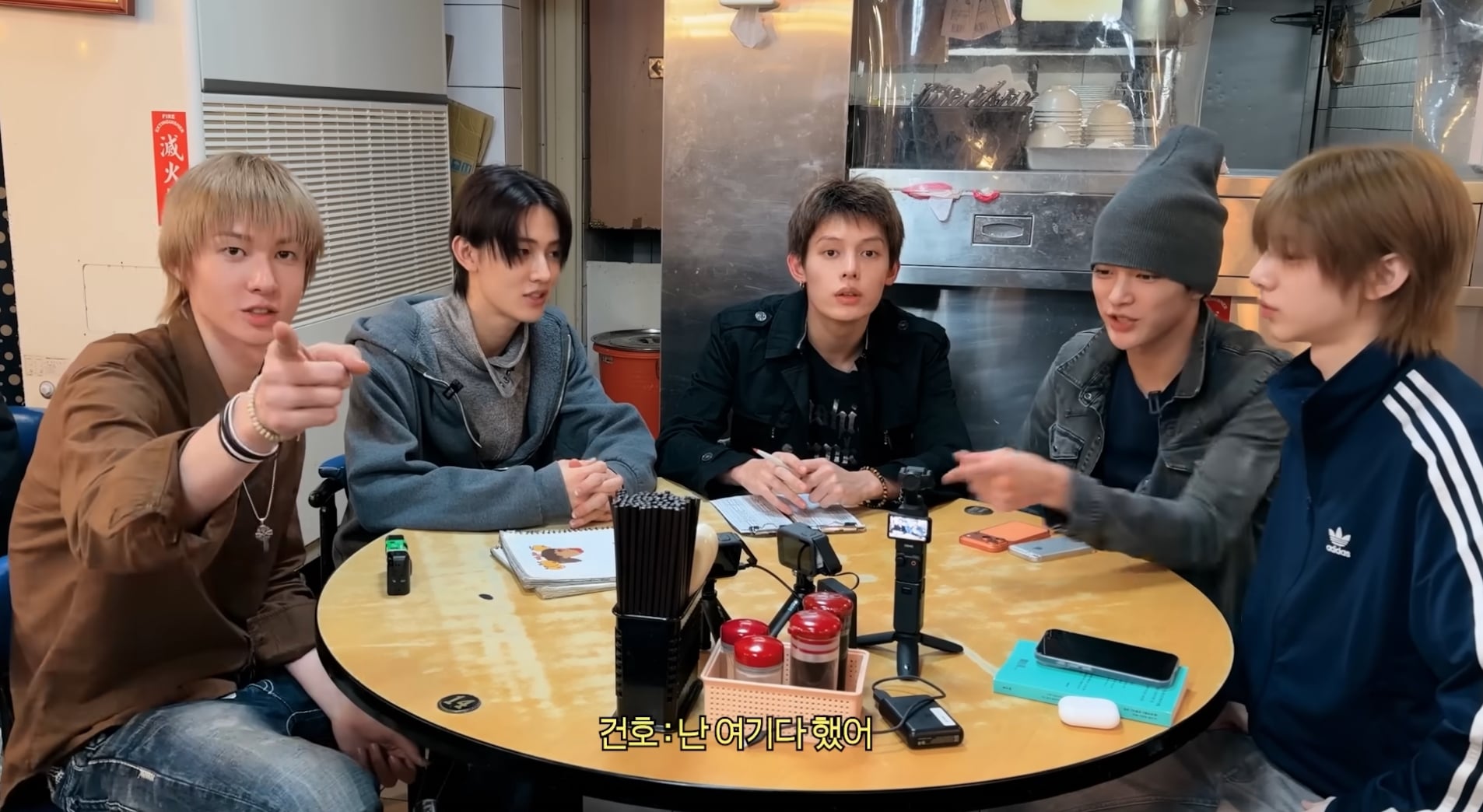 CORTIS 趙雨凡帶成員遊台北！用 NET 塑膠袋、點餐說報意思⋯超台行為引熱議！