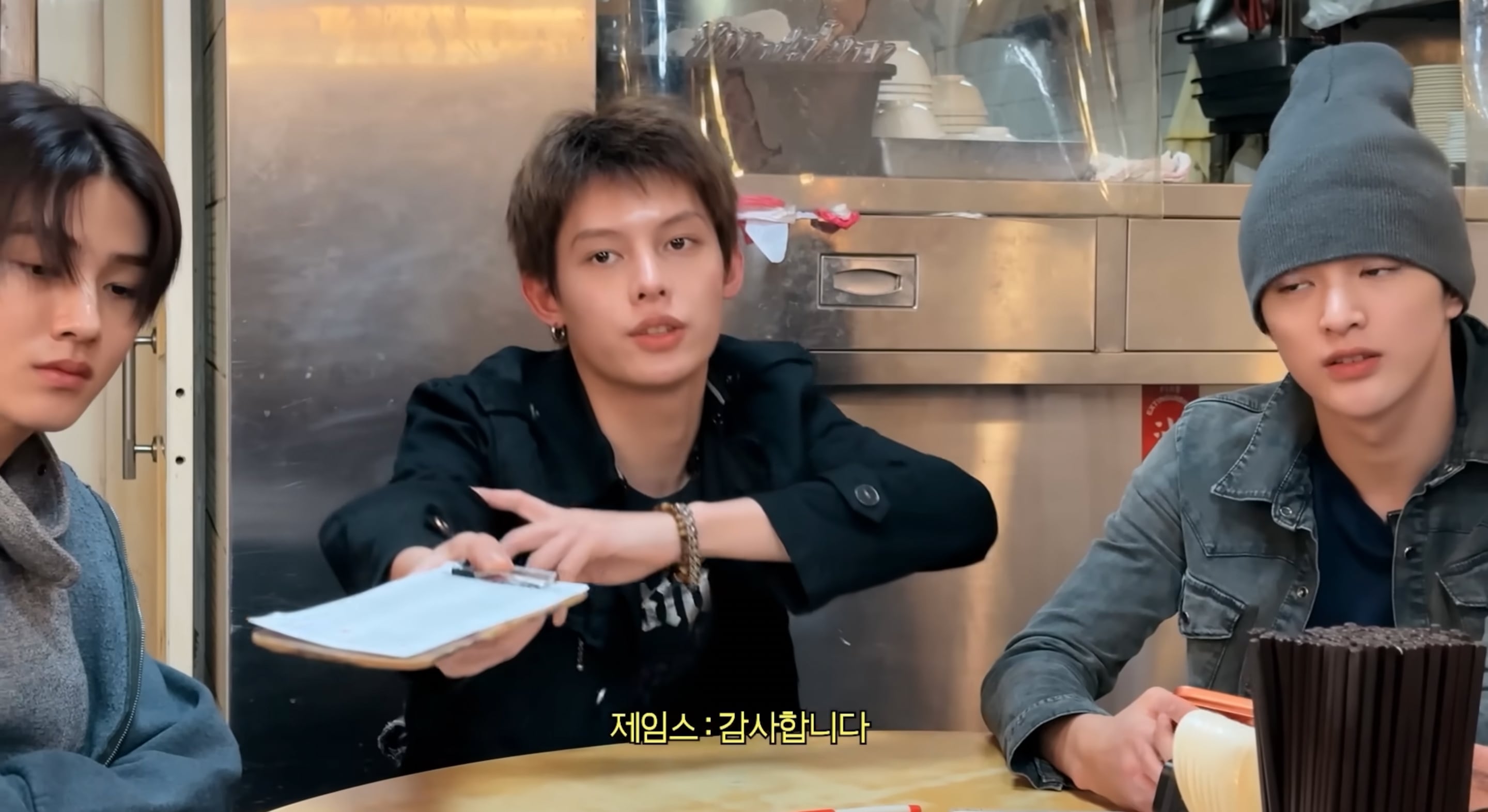 CORTIS 趙雨凡帶成員遊台北！用 NET 塑膠袋、點餐說報意思⋯超台行為引熱議！