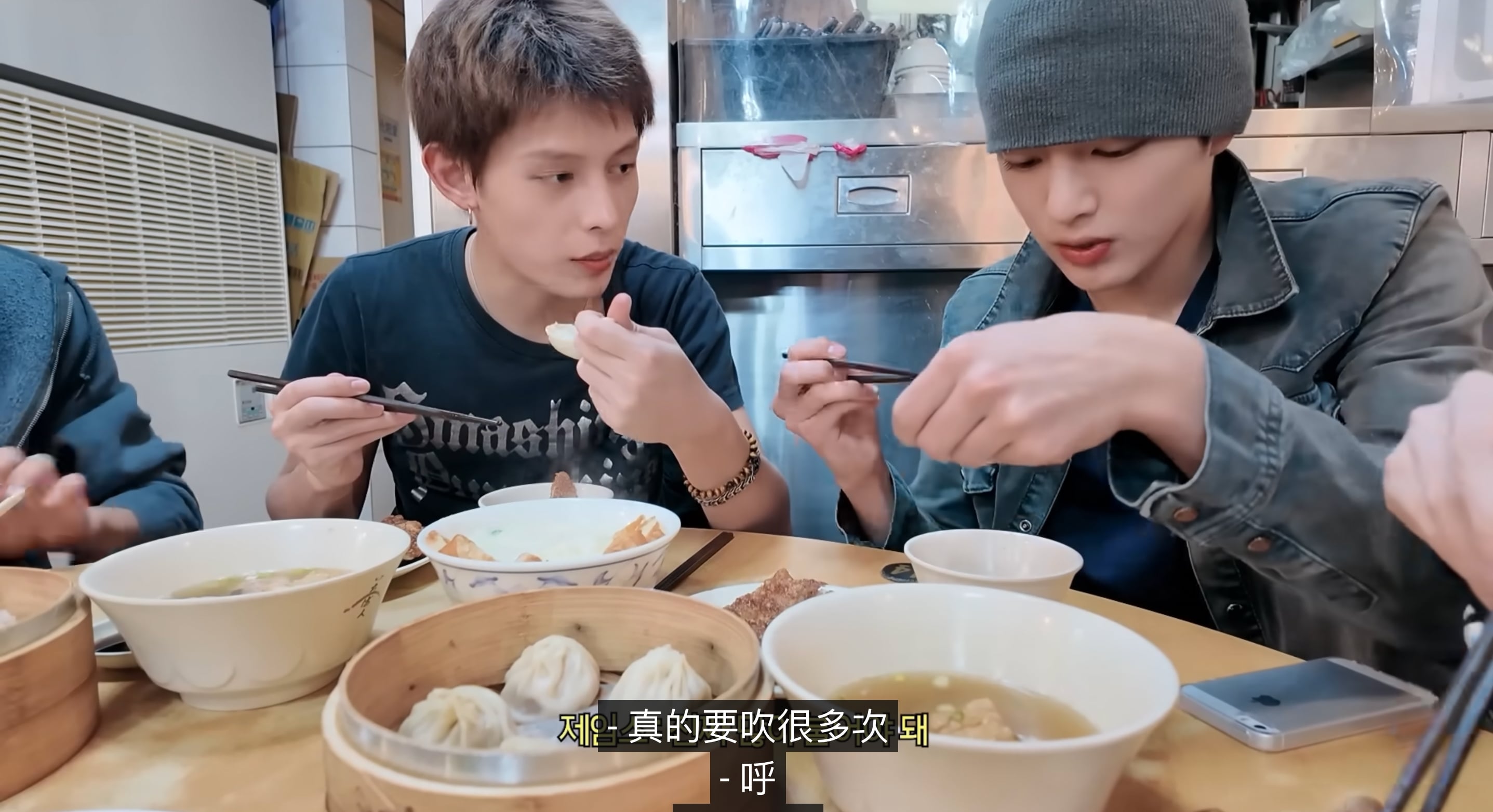 CORTIS 趙雨凡帶成員遊台北！用 NET 塑膠袋、點餐說報意思⋯超台行為引熱議！