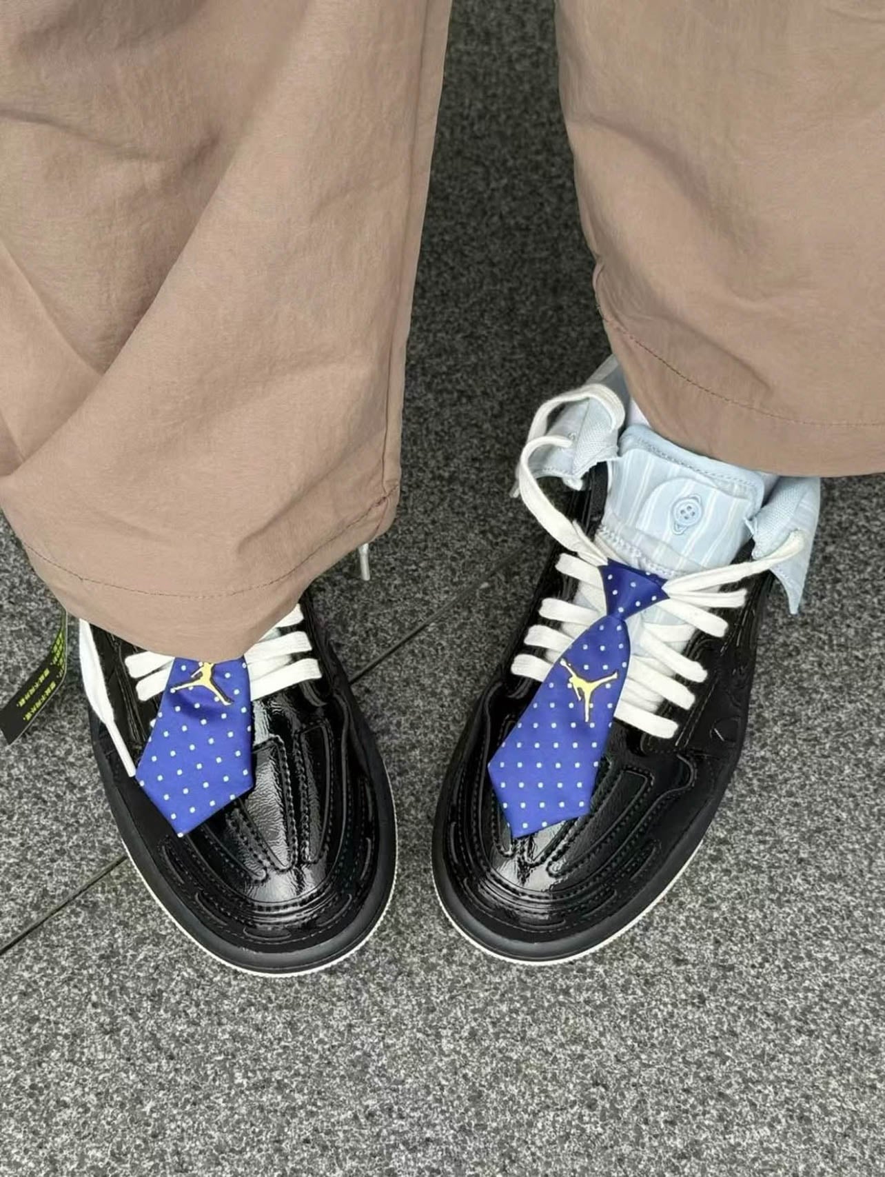 Air Jordan 1 MM Low V3「Suit and Tie」實鞋曝光！讓「球鞋穿西裝打領帶」設計太吸睛！