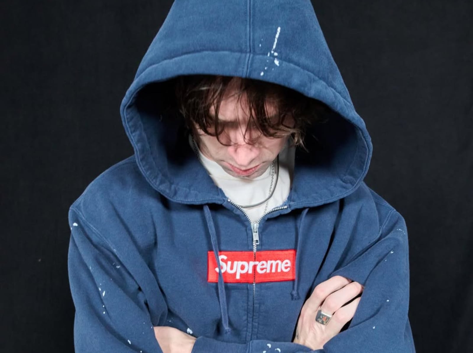 Supreme × MM6 第二波聯名轉售價持續高漲！Box Logo、皮衣、丹寧套裝⋯35件單品狂漲，網喊：「設計感才是王道！」