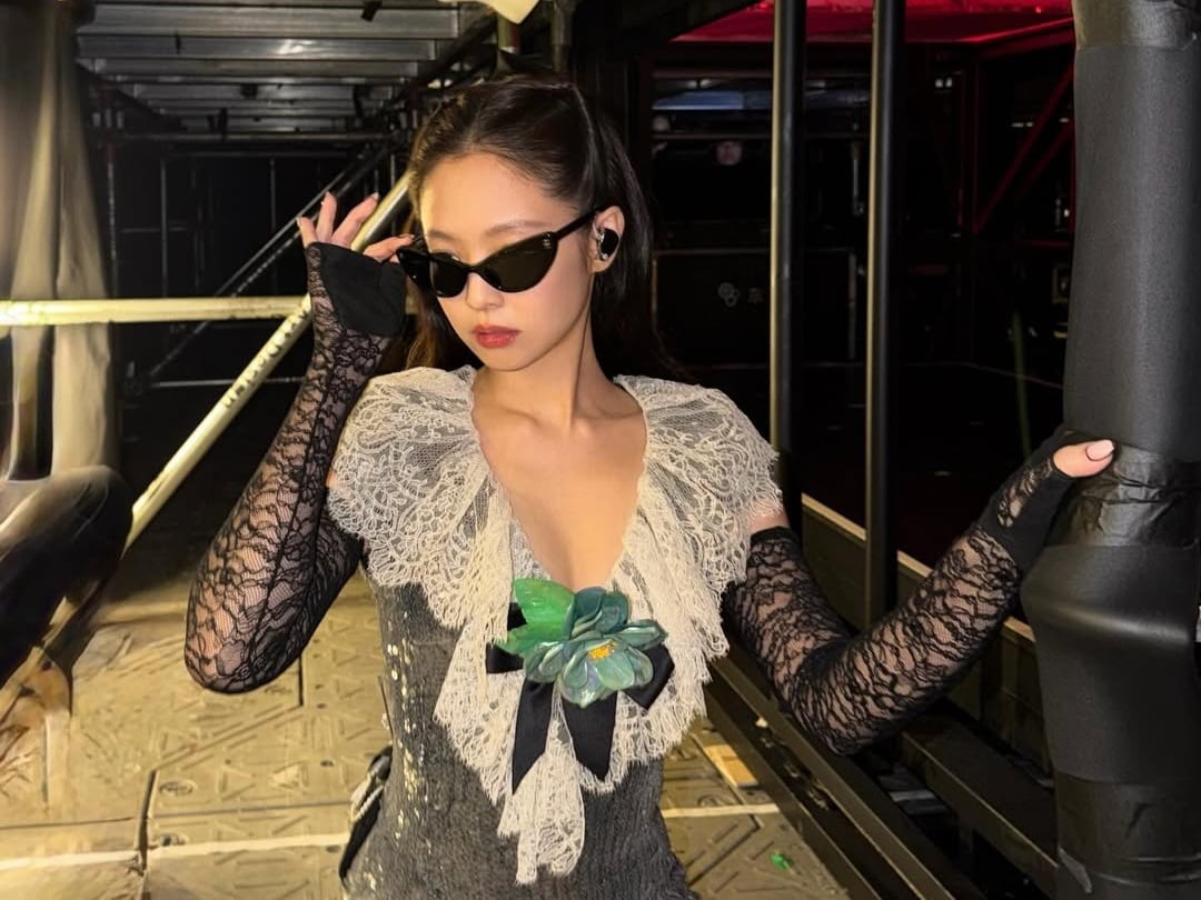 BLACKPINK Jennie 機場摘口罩冷臉態度全被拍！粉絲護航：「剛演完真的很累！」