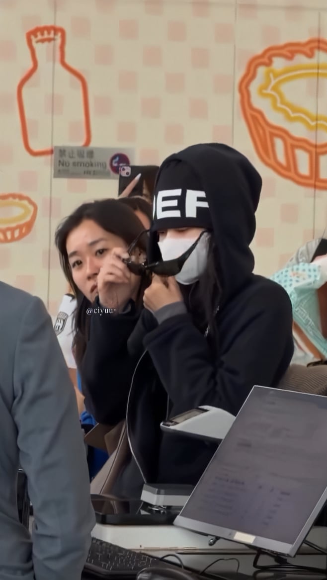 BLACKPINK Jennie 機場摘口罩冷臉態度全被拍！粉絲護航：「剛演完真的很累！」