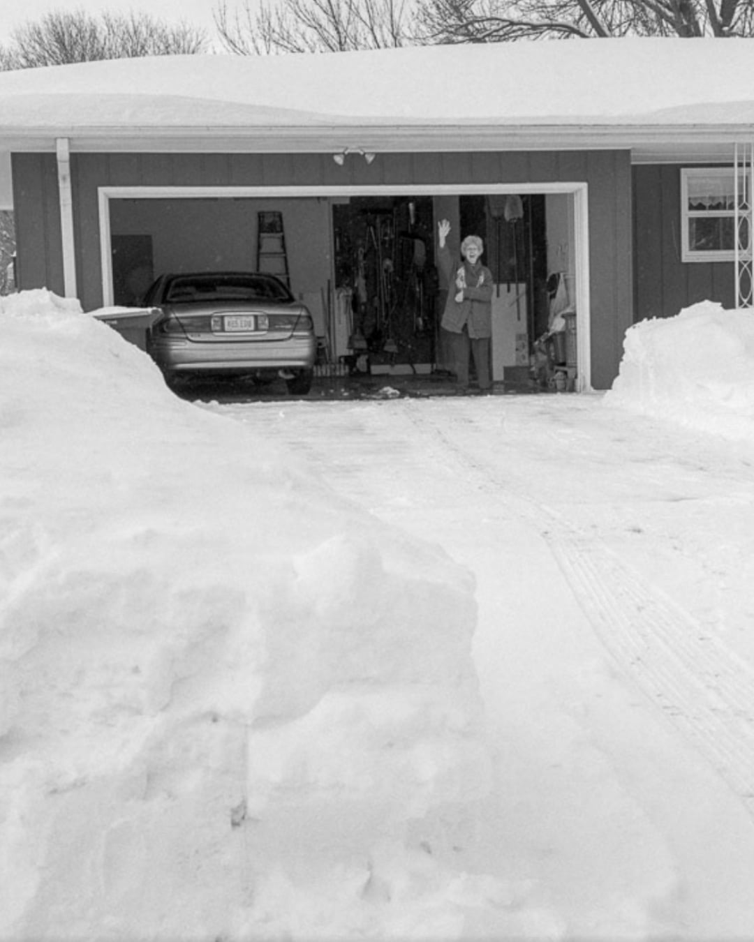 美國攝影師 27 年拍同一幕！父母揮手送別從壯年到離世⋯最後一張照片逼哭全網！