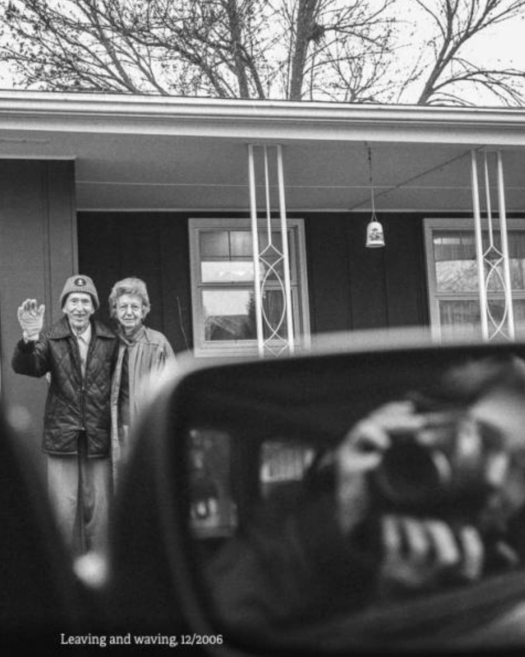 美國攝影師 27 年拍同一幕！父母揮手送別從壯年到離世⋯最後一張照片逼哭全網！