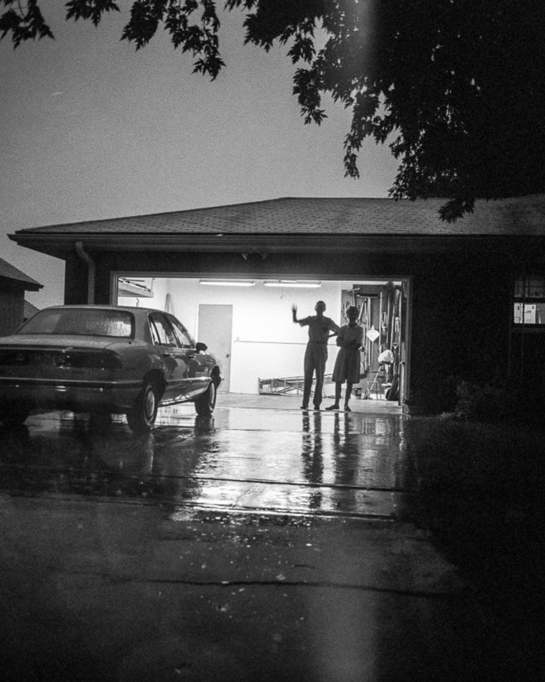 美國攝影師 27 年拍同一幕！父母揮手送別從壯年到離世⋯最後一張照片逼哭全網！