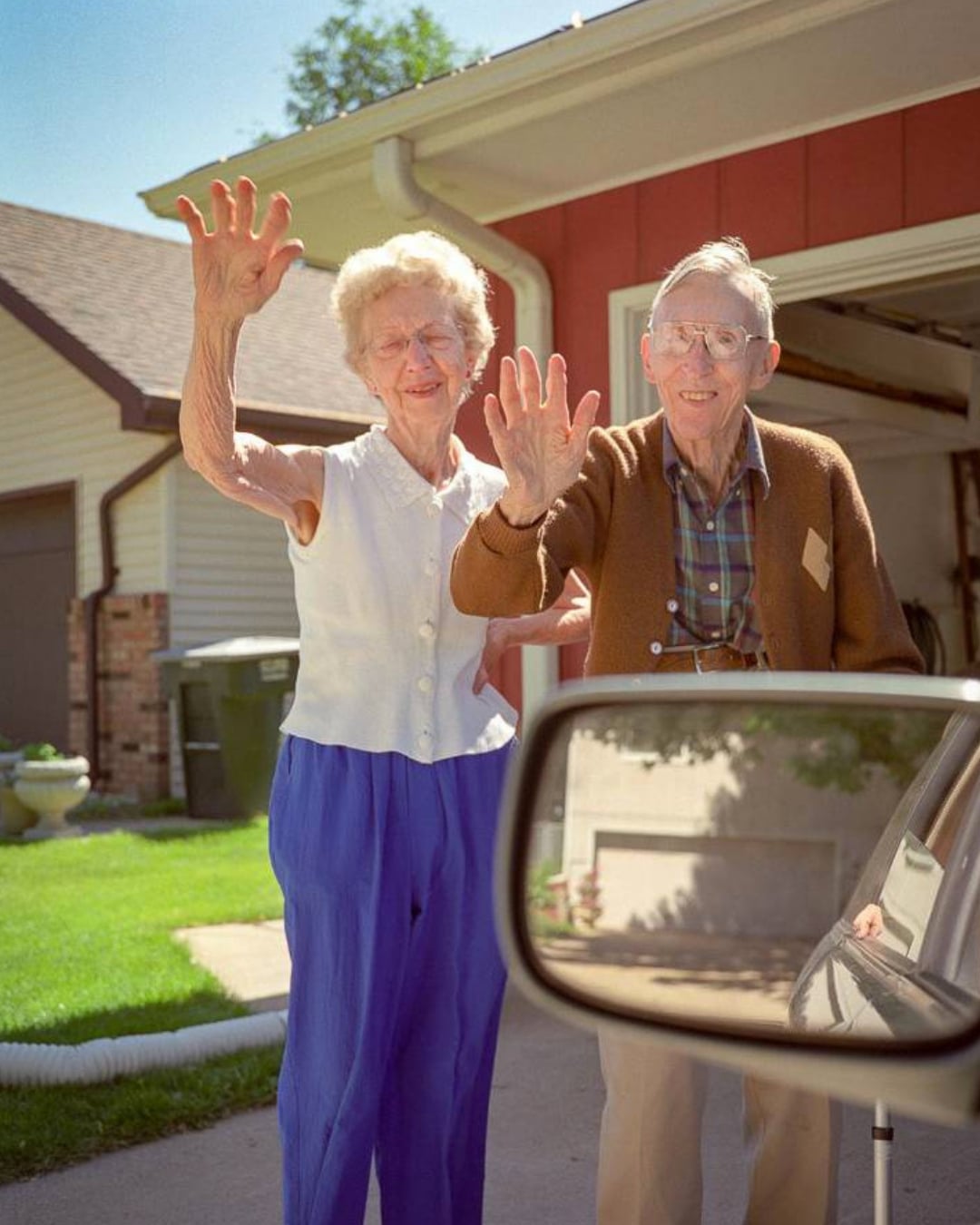 美國攝影師 27 年拍同一幕！父母揮手送別從壯年到離世⋯最後一張照片逼哭全網！