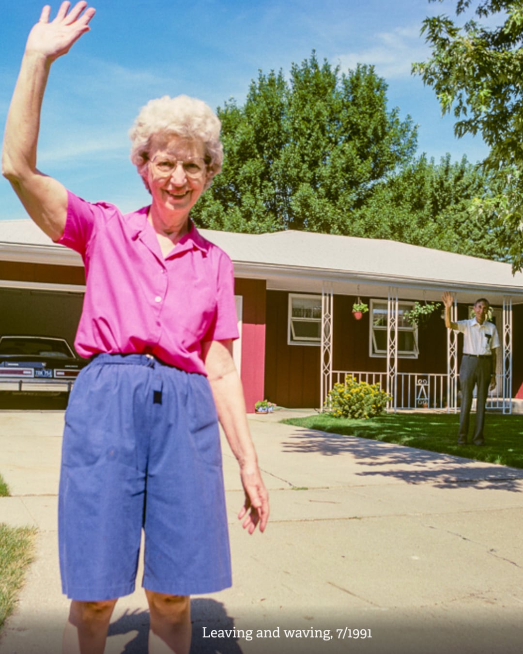 美國攝影師 27 年拍同一幕！父母揮手送別從壯年到離世⋯最後一張照片逼哭全網！