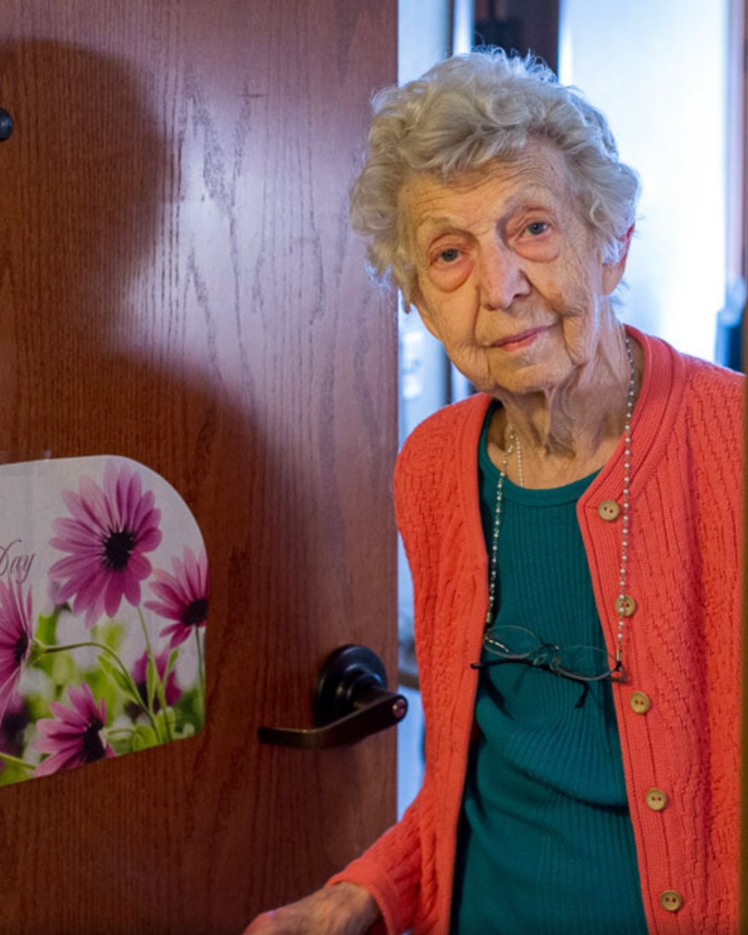 美國攝影師 27 年拍同一幕！父母揮手送別從壯年到離世⋯最後一張照片逼哭全網！