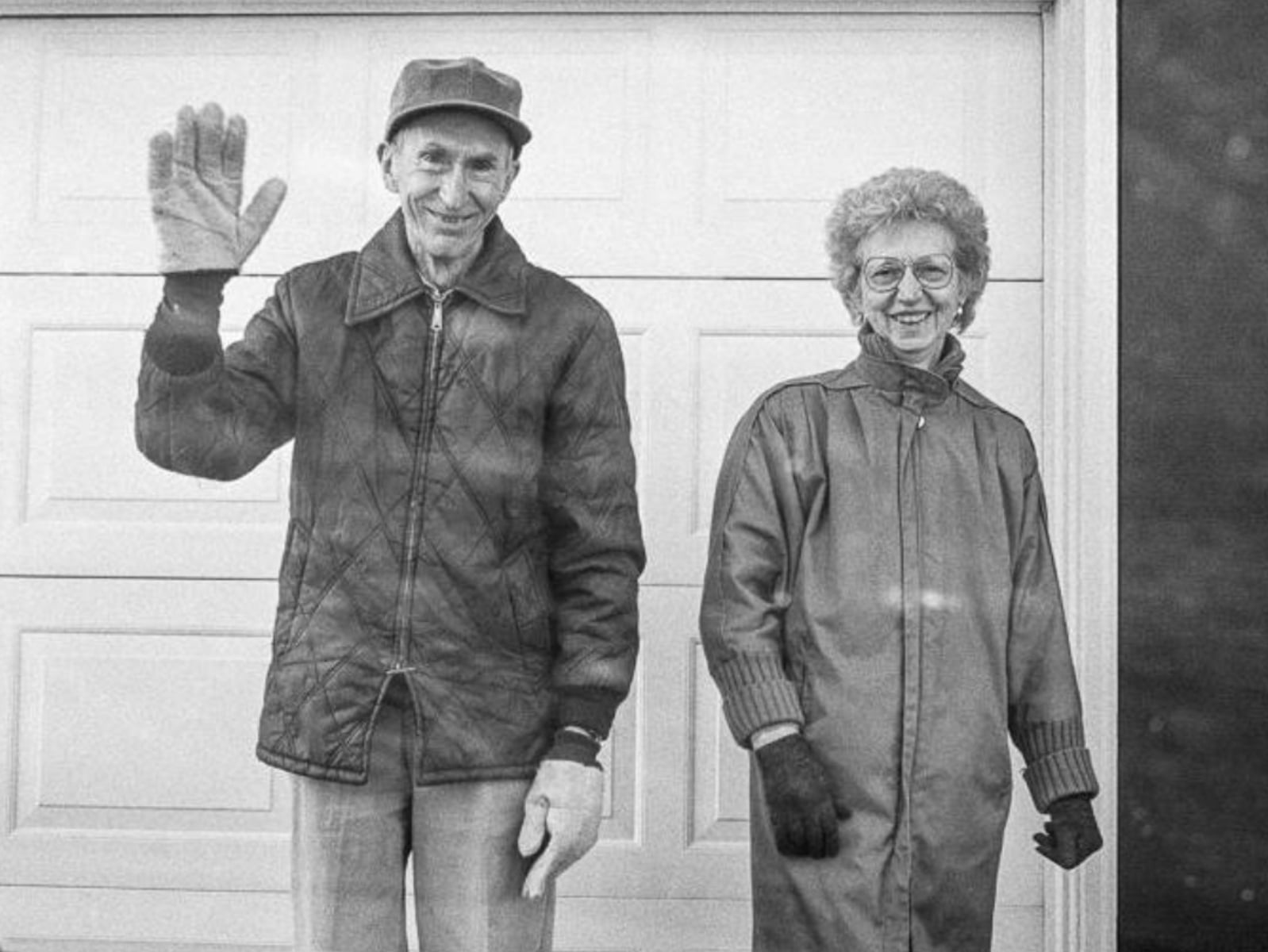 美國攝影師 27 年拍同一幕！父母揮手送別從壯年到離世⋯最後一張照片逼哭全網！