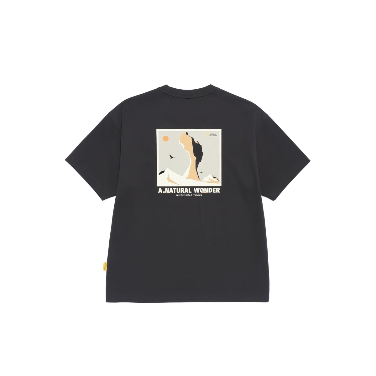 NANA 林珍兒演繹極簡機能美學！國家地理服飾首推輕量系列，阿嬤家客廳、柑仔店懷舊設計必收！