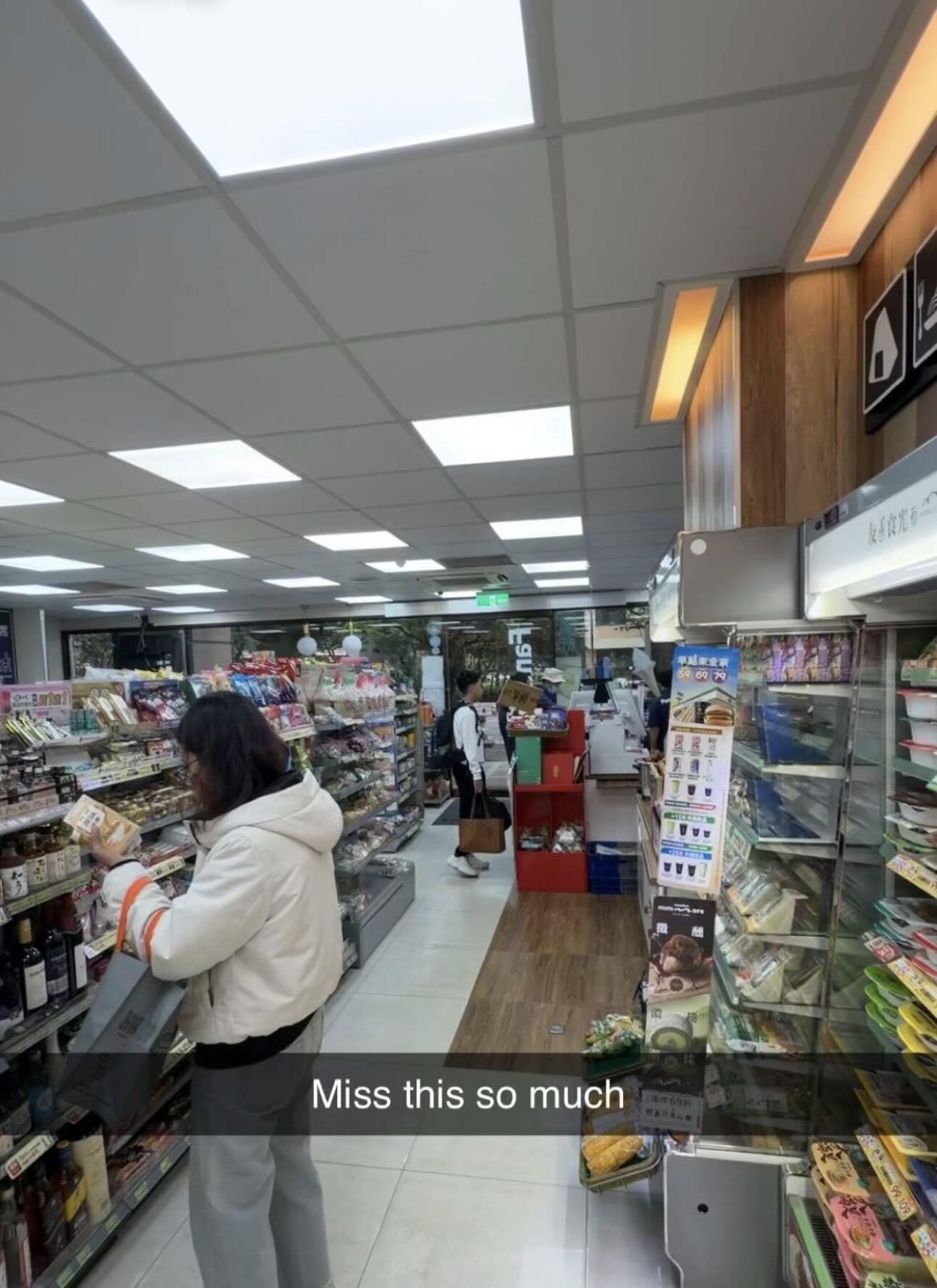 「最強外交官」Ray 回台灣行程曝光！逛超商、吃鍋燒麵直呼：「Miss this so much！」