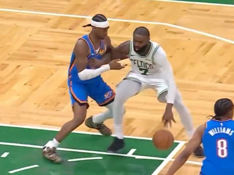 NBA/Jaylen Brown 學 SGA 製造犯規吃掉對方!兩人當場都笑了出來!