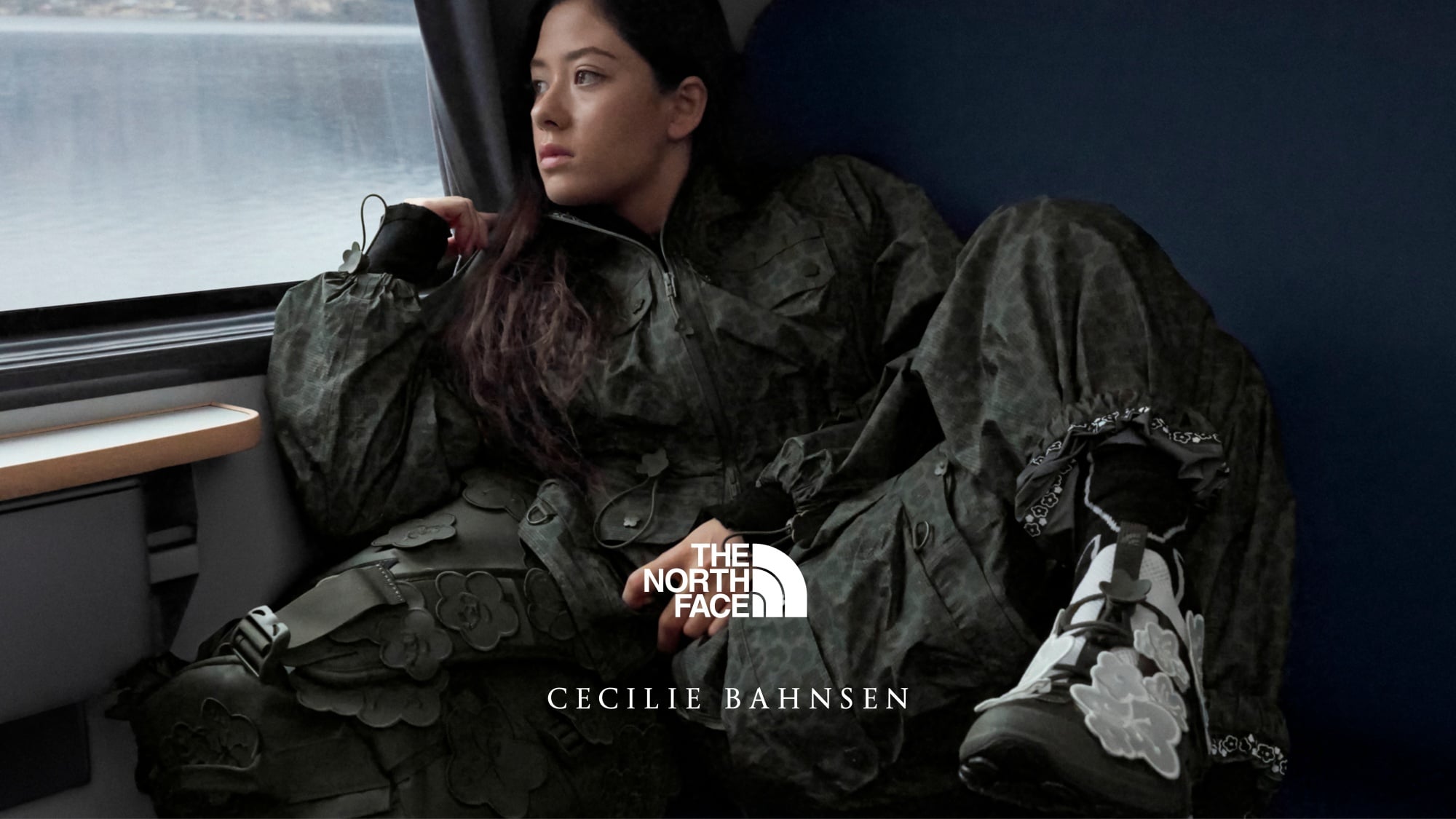 The North Face × Cecilie Bahnsen 第三季聯名來了！3 月上市「可拆式外套」一衣多穿，網讚：機能與美感完美融合！