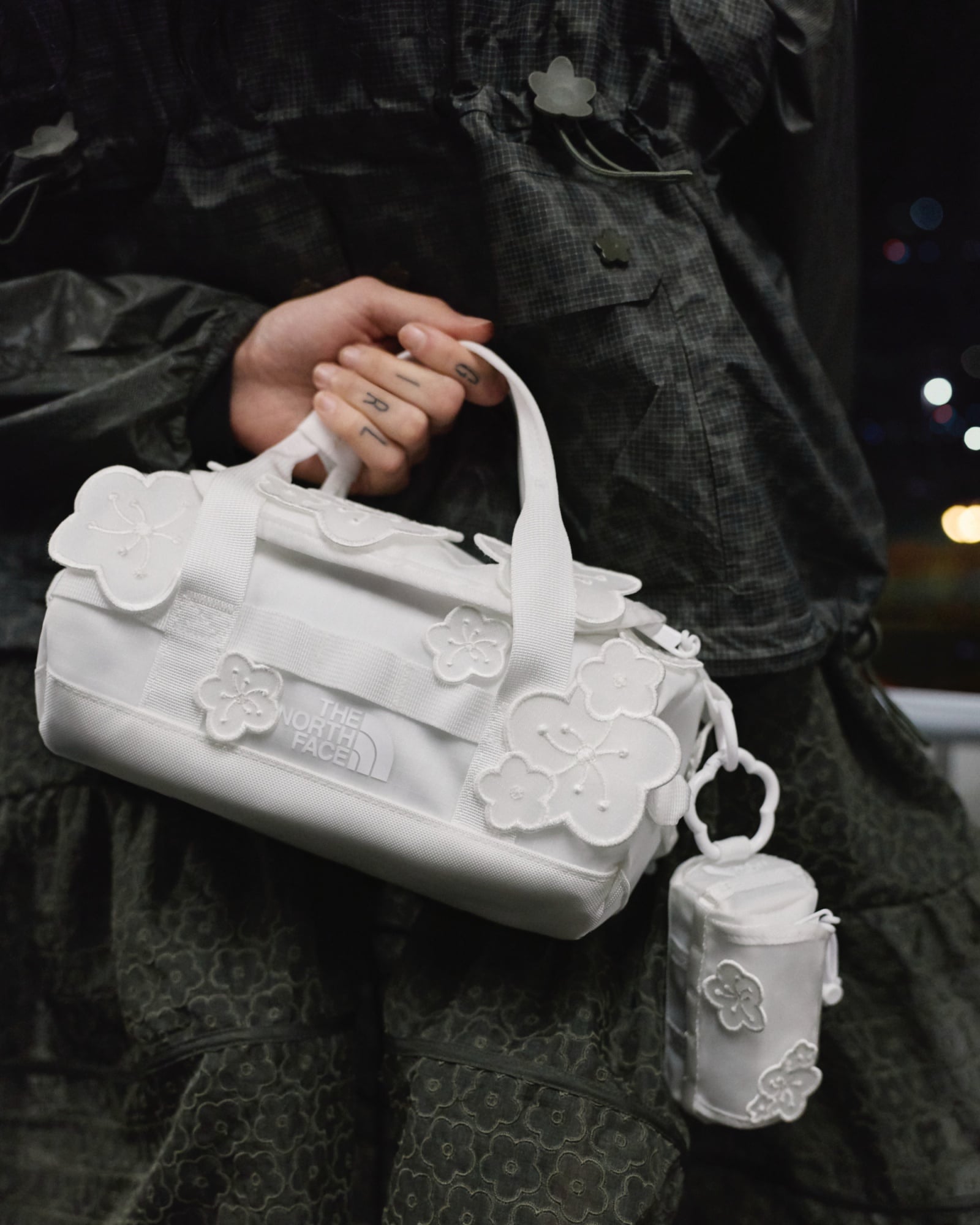 The North Face × Cecilie Bahnsen 第三季聯名來了！3 月上市「可拆式外套」一衣多穿，網讚：機能與美感完美融合！