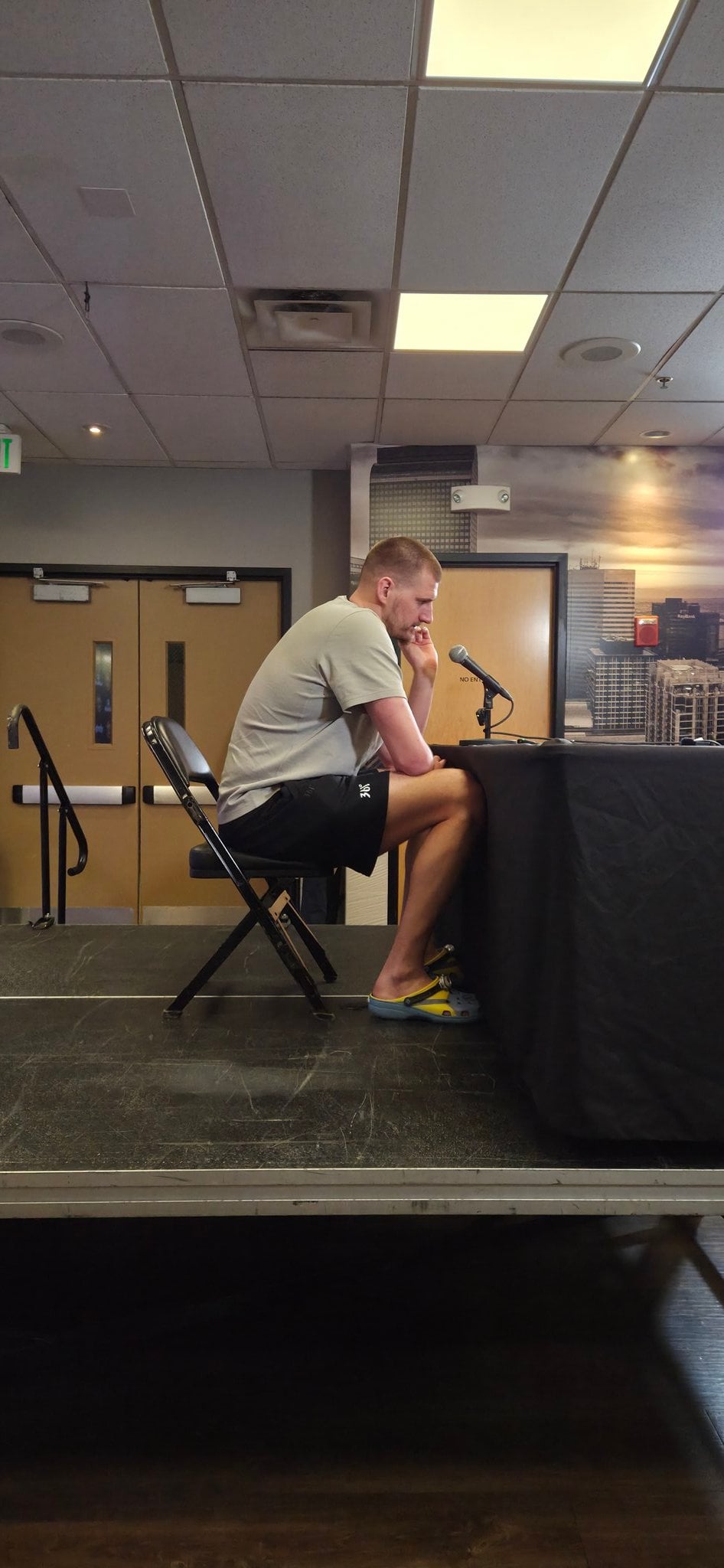 NBA／Nikola Jokic 穿「小小兵」洞洞鞋現身記者會！才剛狂轟 23+21+19 超級大三元！