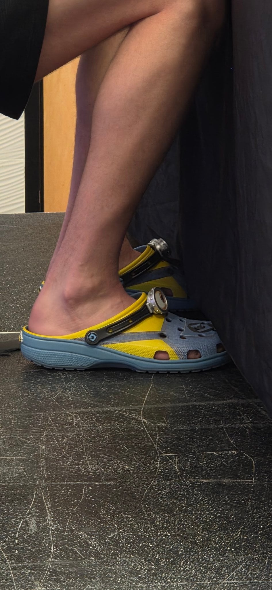 NBA／Nikola Jokic 穿「小小兵」洞洞鞋現身記者會！才剛狂轟 23+21+19 超級大三元！