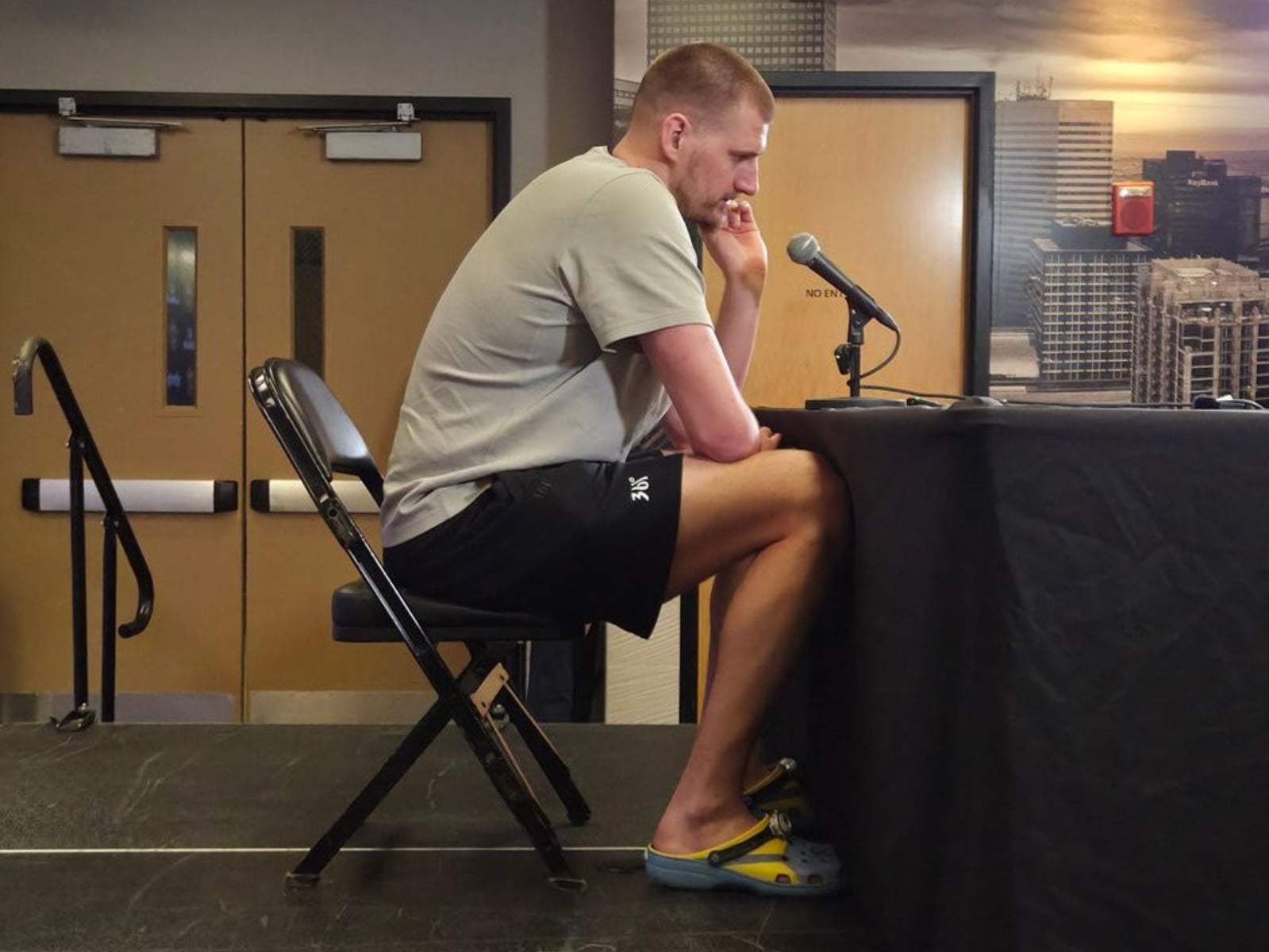 NBA／Nikola Jokic 穿「小小兵」洞洞鞋現身記者會！才剛狂轟 23+21+19 超級大三元！