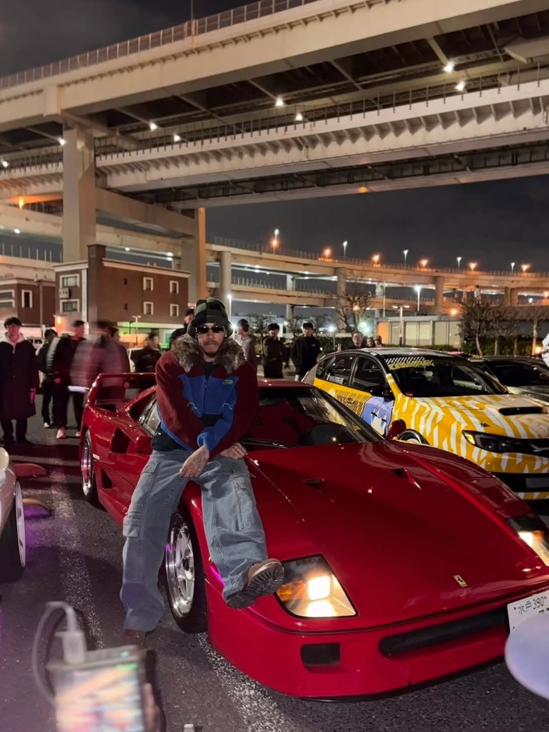 七冠王 Lewis Hamilton 深夜現身東京大黑停車場！從日產天際線升級義大利超跑，JDM 文化圈沸騰！