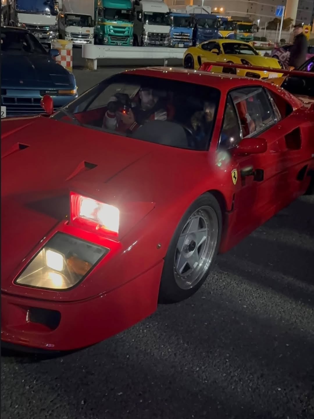 七冠王 Lewis Hamilton 深夜現身東京大黑停車場！從日產天際線升級義大利超跑，JDM 文化圈沸騰！