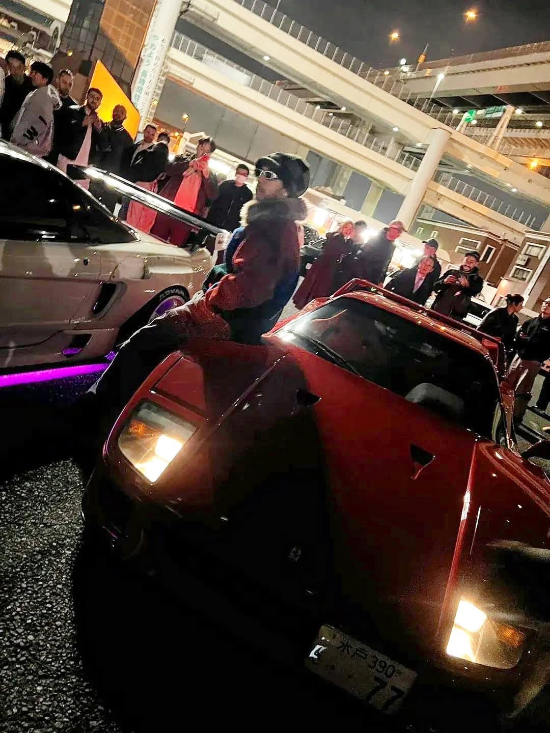 七冠王 Lewis Hamilton 深夜現身東京大黑停車場！從日產天際線升級義大利超跑，JDM 文化圈沸騰！