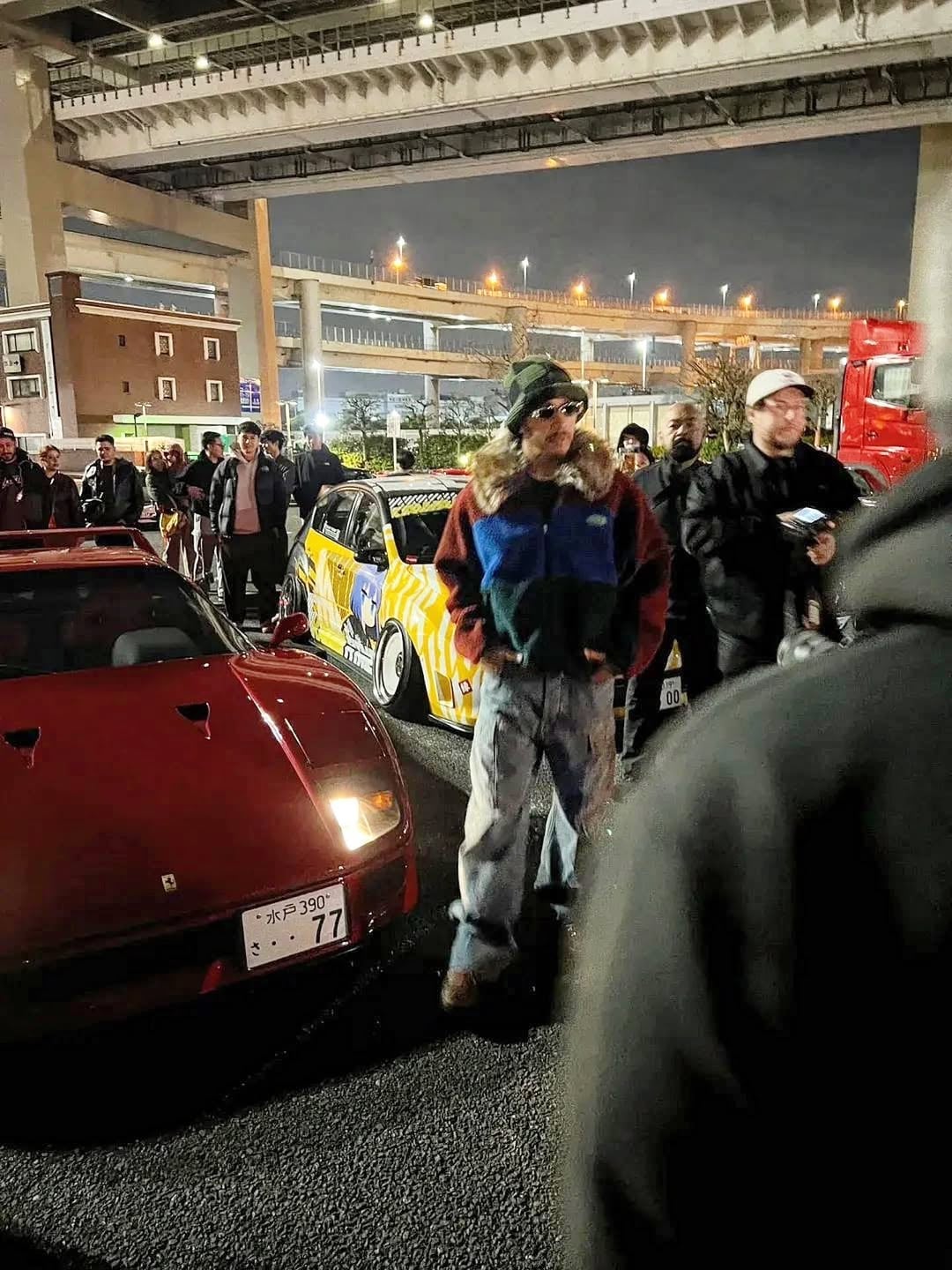 七冠王 Lewis Hamilton 深夜現身東京大黑停車場！從日產天際線升級義大利超跑，JDM 文化圈沸騰！