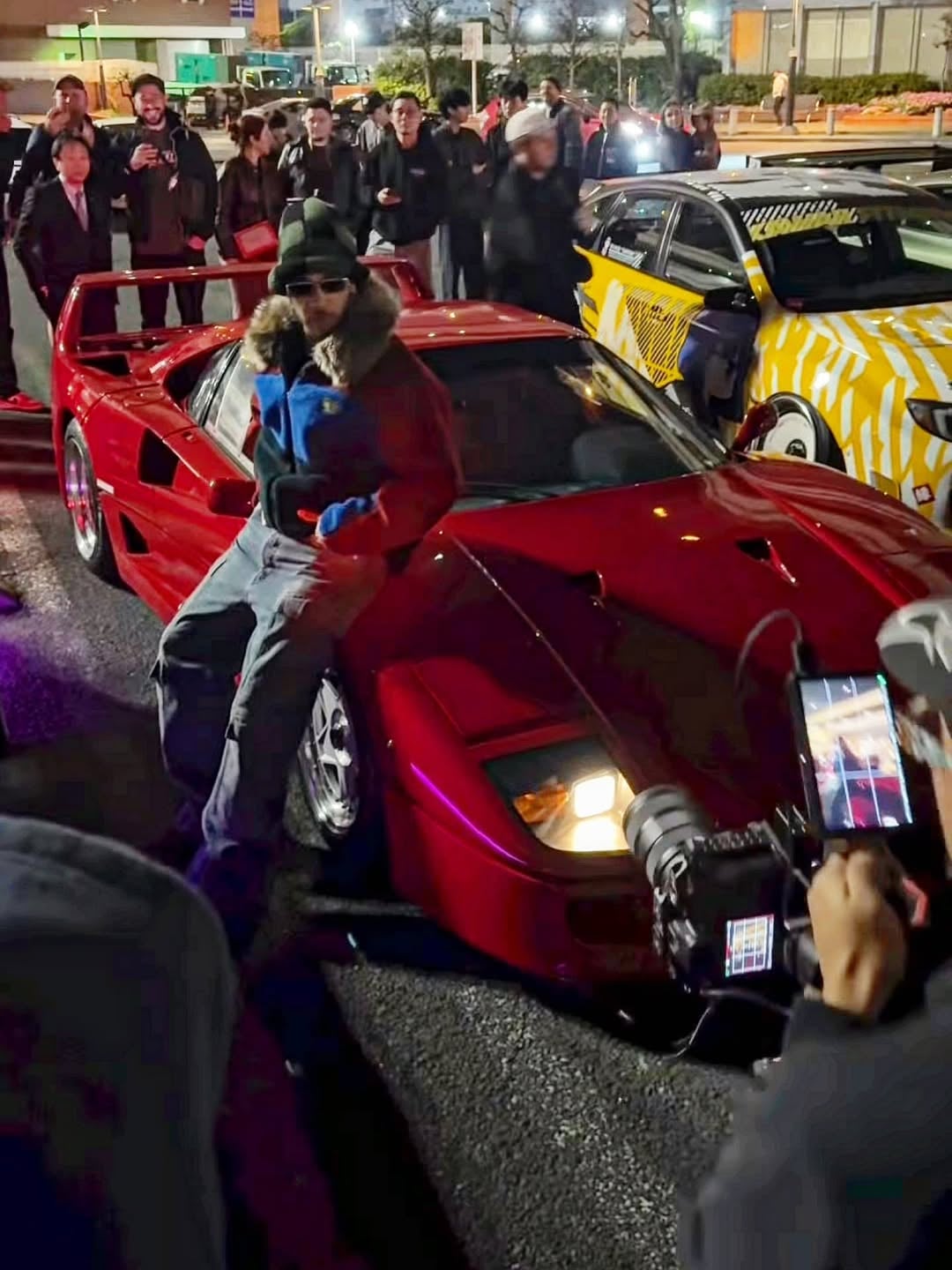 七冠王 Lewis Hamilton 深夜現身東京大黑停車場！從日產天際線升級義大利超跑，JDM 文化圈沸騰！