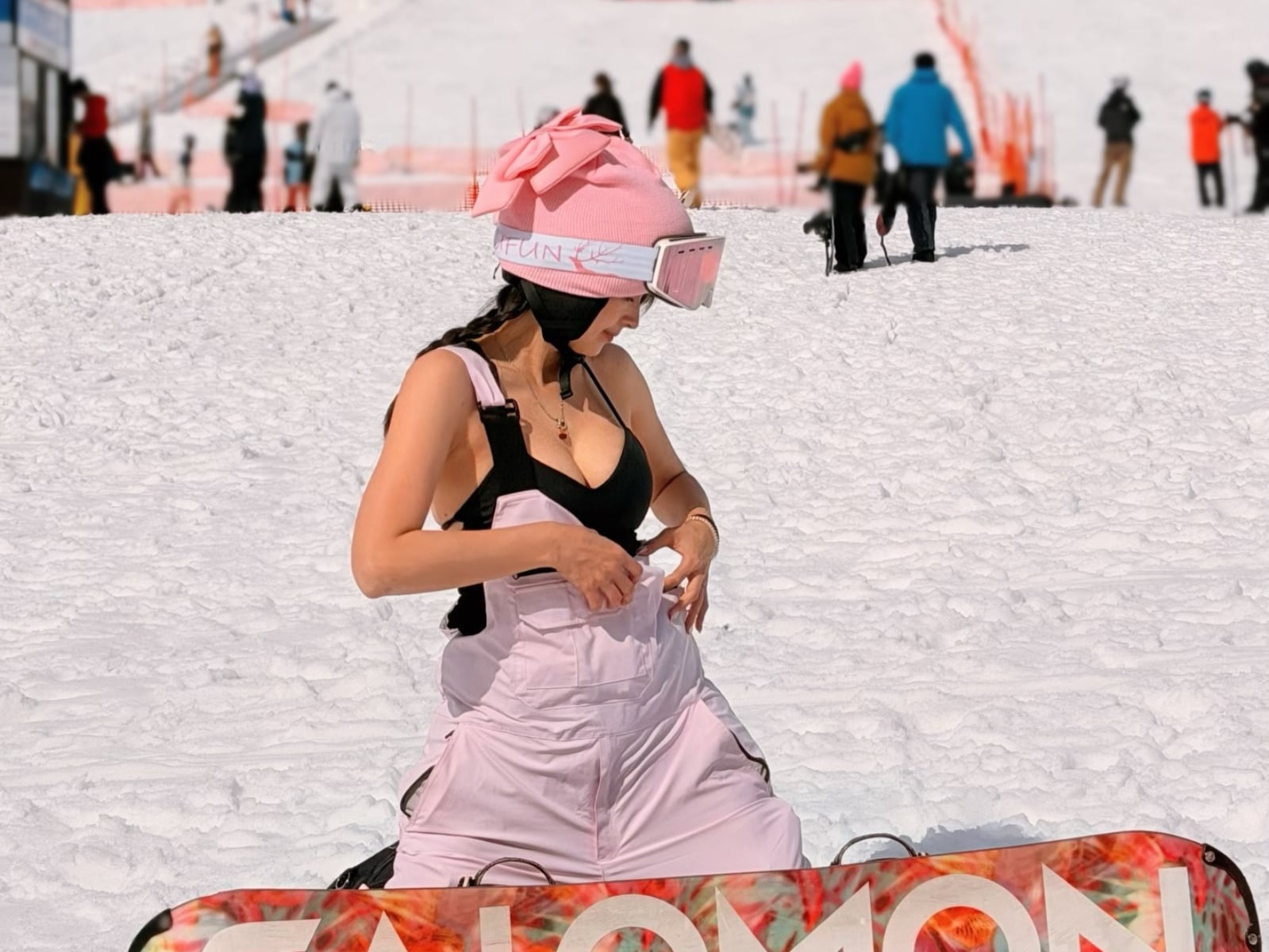 阿喜日本滑雪場露 Bra Top 被轟「丟臉到日本」！403 字長文反擊「不喜歡滑走即可！」