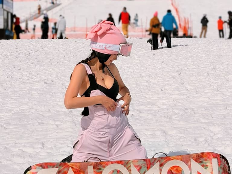 阿喜日本滑雪場露 Bra Top 被轟「丟臉到日本」！403 字長文反擊「不喜歡滑走即可！」