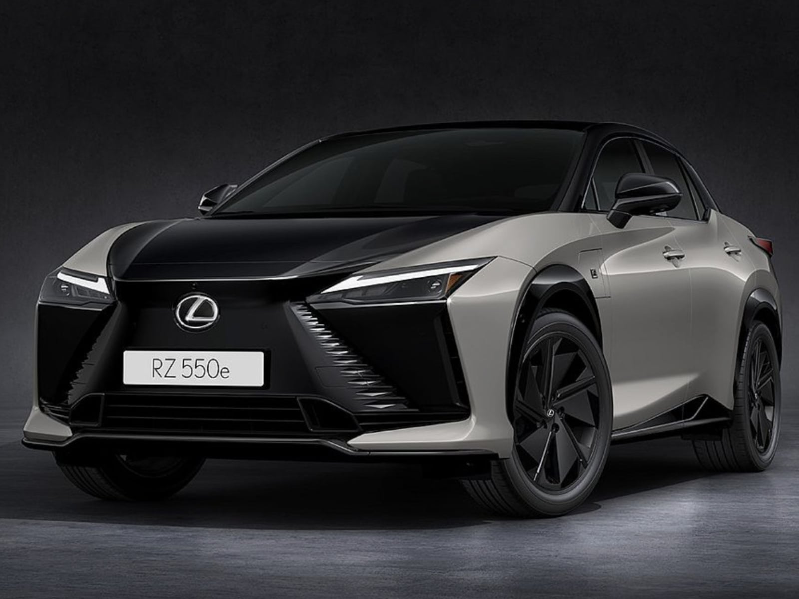 Lexus RZ F Sport 推模擬手排系統！電動車也能體驗 8 速換檔與頓挫感！