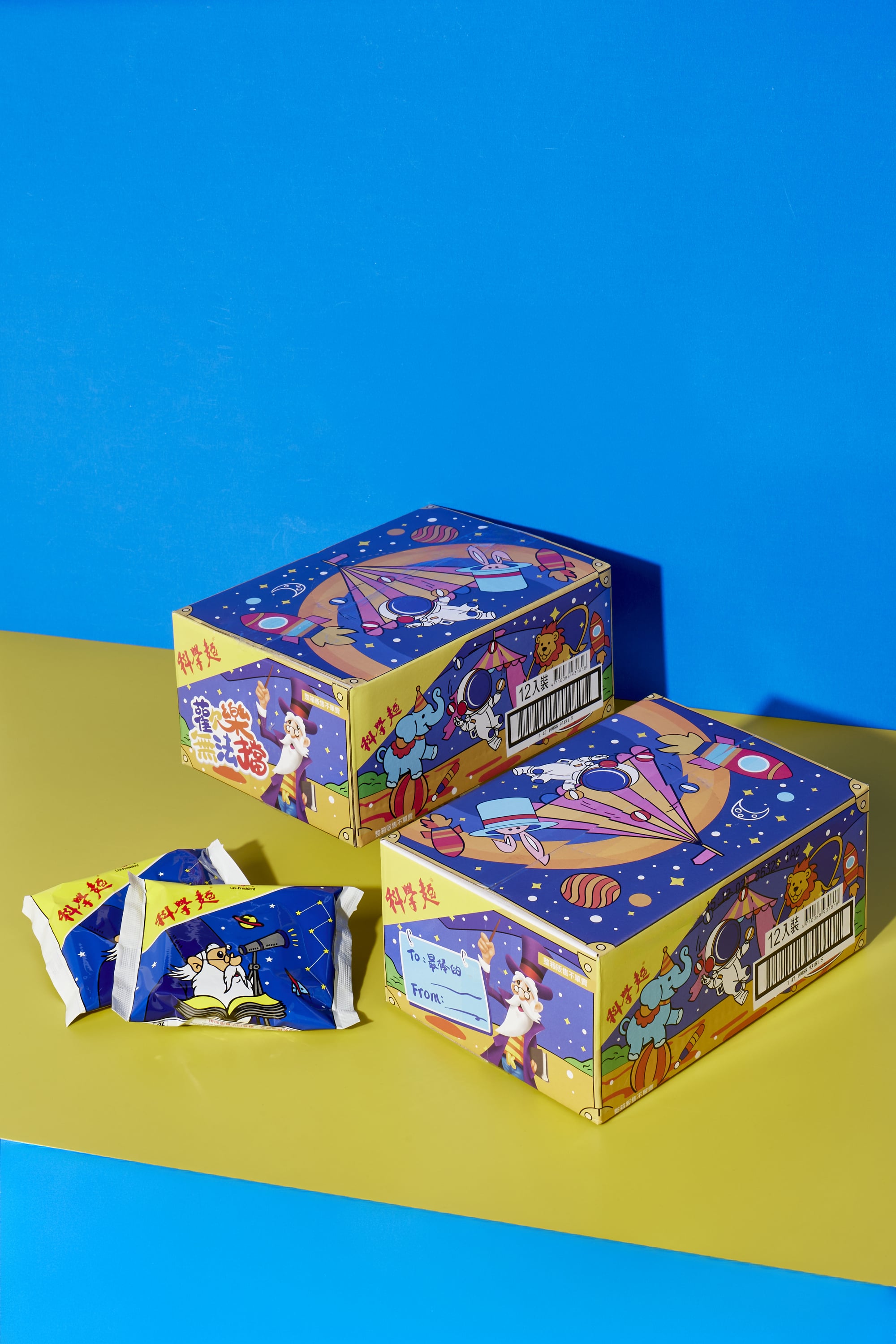 2026 潮流藍調重磅回擊！科學麵推出「兒童節時令箱」，12 入原味經典與客製化標籤打造你的專屬收藏，定義大人系的空間補給美學！