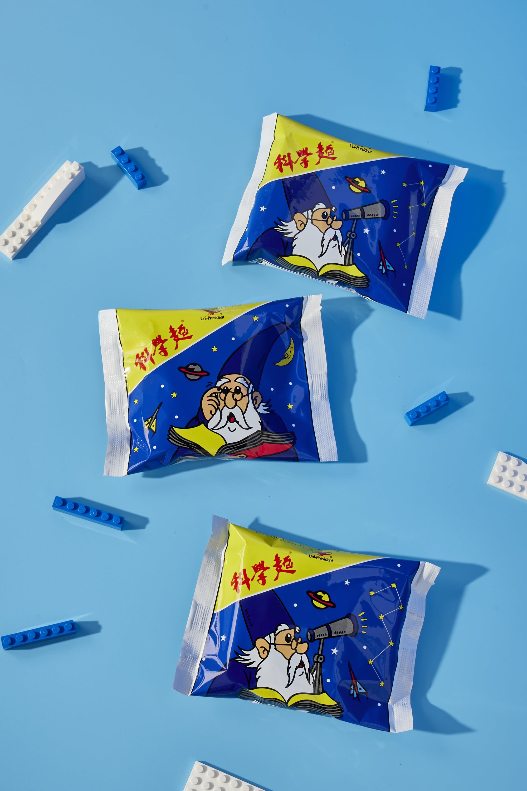 2026 潮流藍調重磅回擊！科學麵推出「兒童節時令箱」，12 入原味經典與客製化標籤打造你的專屬收藏，定義大人系的空間補給美學！