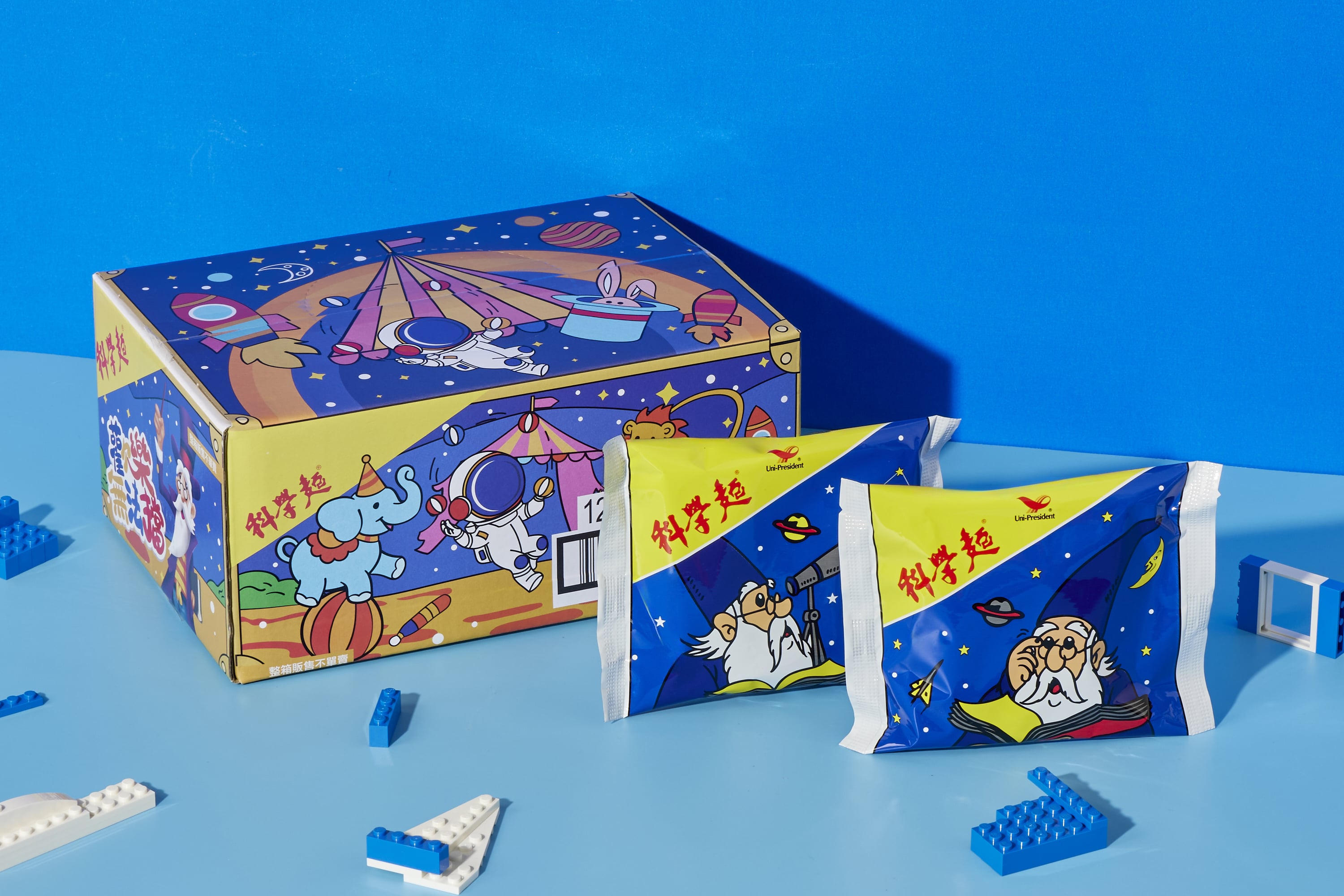 2026 潮流藍調重磅回擊！科學麵推出「兒童節時令箱」，12 入原味經典與客製化標籤打造你的專屬收藏，定義大人系的空間補給美學！