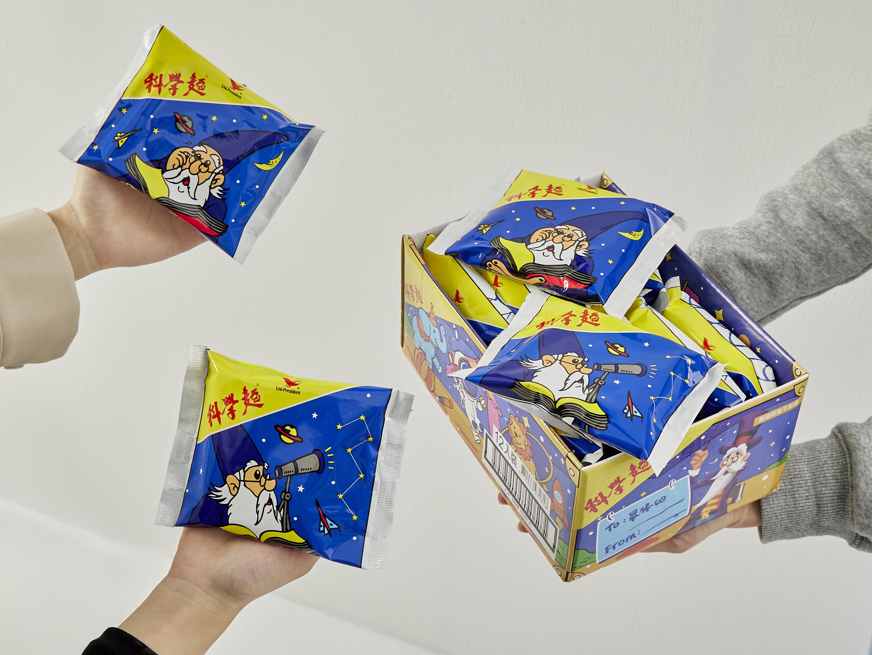 2026 潮流藍調重磅回擊！科學麵推出「兒童節時令箱」，12 入原味經典與客製化標籤打造你的專屬收藏，定義大人系的空間補給美學！