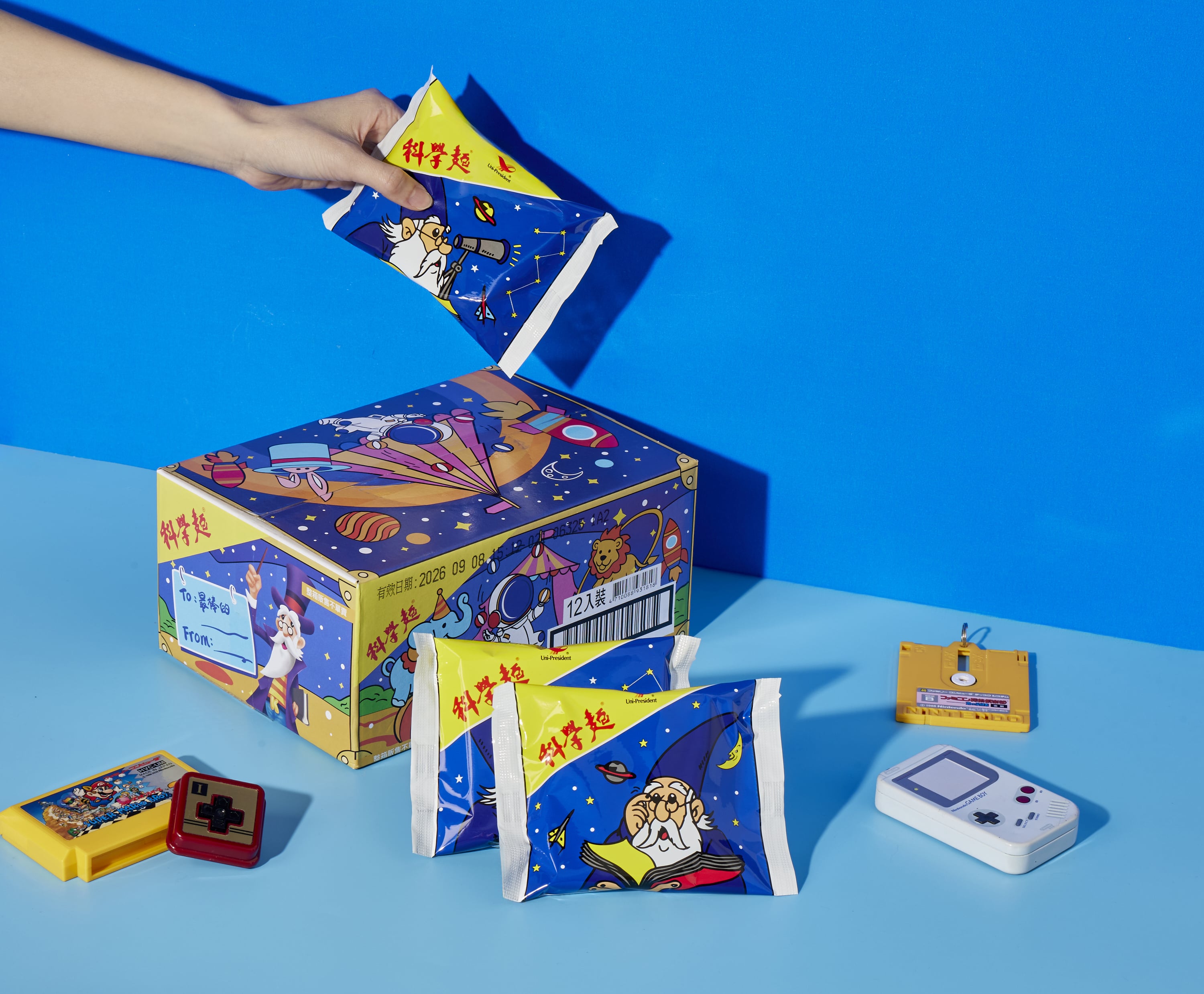 2026 潮流藍調重磅回擊！科學麵推出「兒童節時令箱」，12 入原味經典與客製化標籤打造你的專屬收藏，定義大人系的空間補給美學！