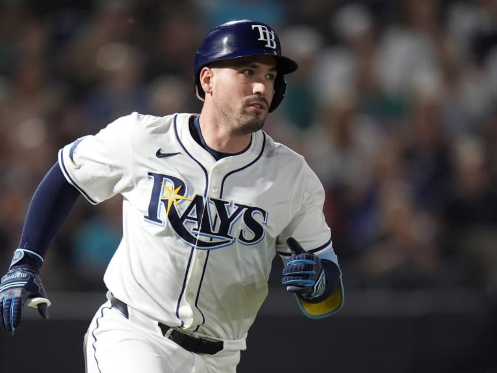 MLB／光芒捕手 Nick Fortes 遭 159 公里火球擊中 GG！當場痛到跪地不起危險畫面曝光！