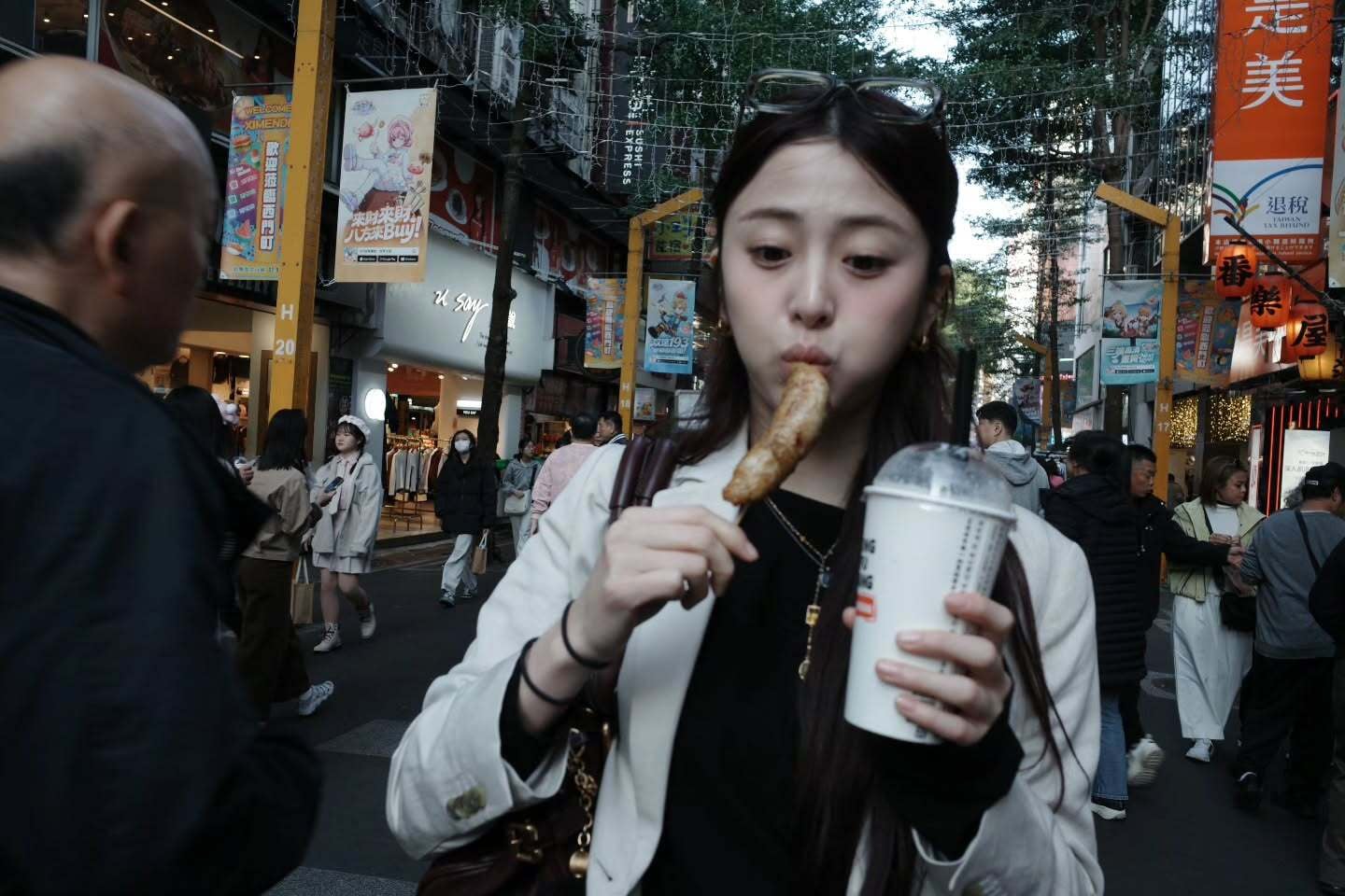 LE SSERAFIM 金采源、許允真現身西門町大嗑美食!同款行程一次看!