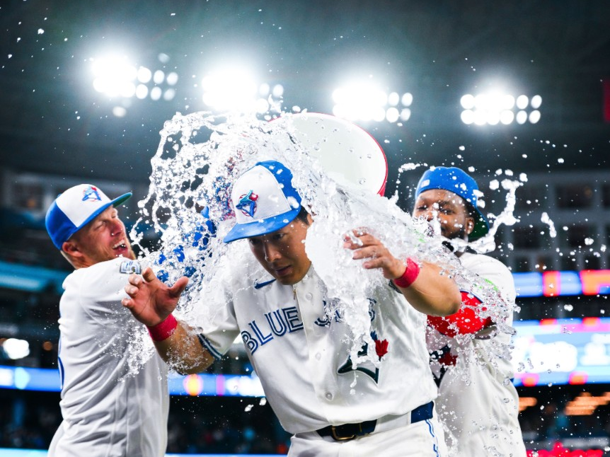 MLB／藍鳥連兩場再見逆轉！睽違12年大聯盟奇蹟再現，岡本和真首扛四棒就開轟！