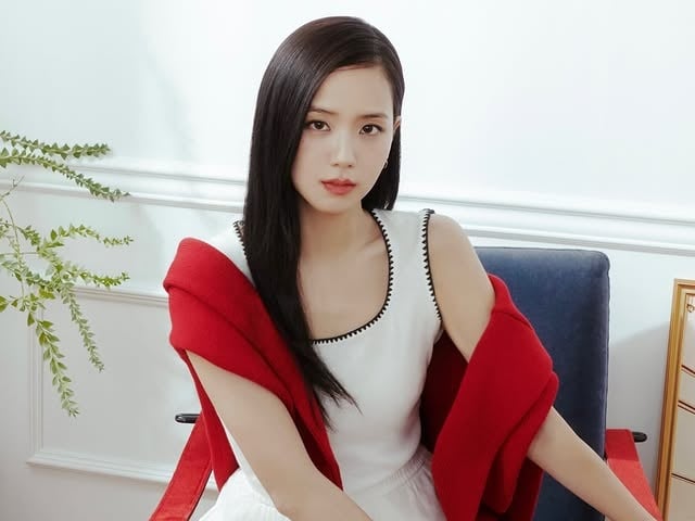 BLACKPINK Jisoo 受訪被問是否與前任復合！手比 X 秒回：「絕不回頭！」