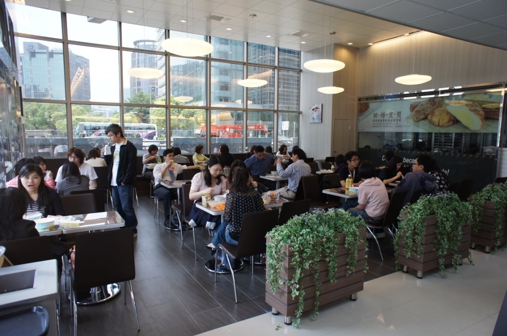 Threads 上熱議萊爾富 10 大被低估亮點：採用本土咖啡、雇用弱勢族群當店員！