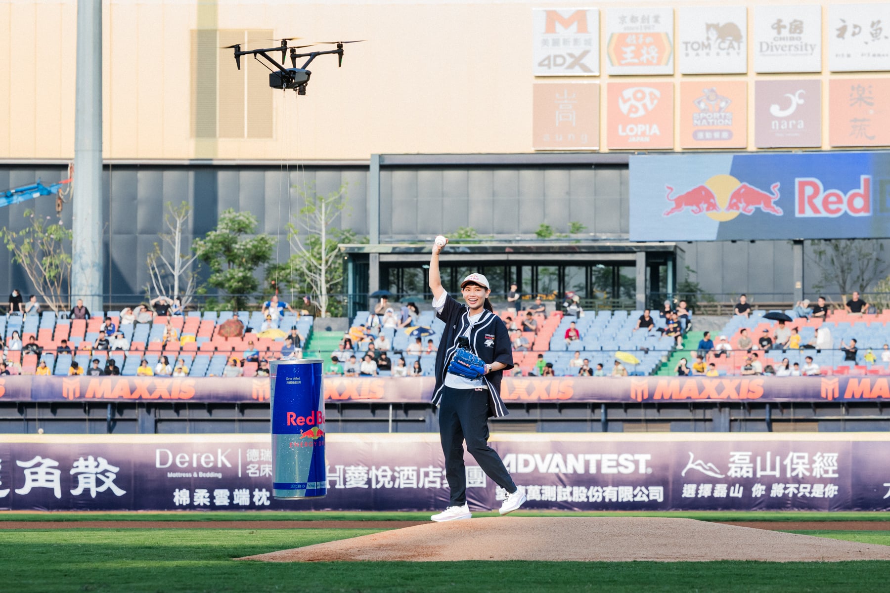 戴資穎睽違 6 年受邀開球力挺中信兄弟開幕戰！巨型 Red Bull 從天而降送球嗨翻全場！