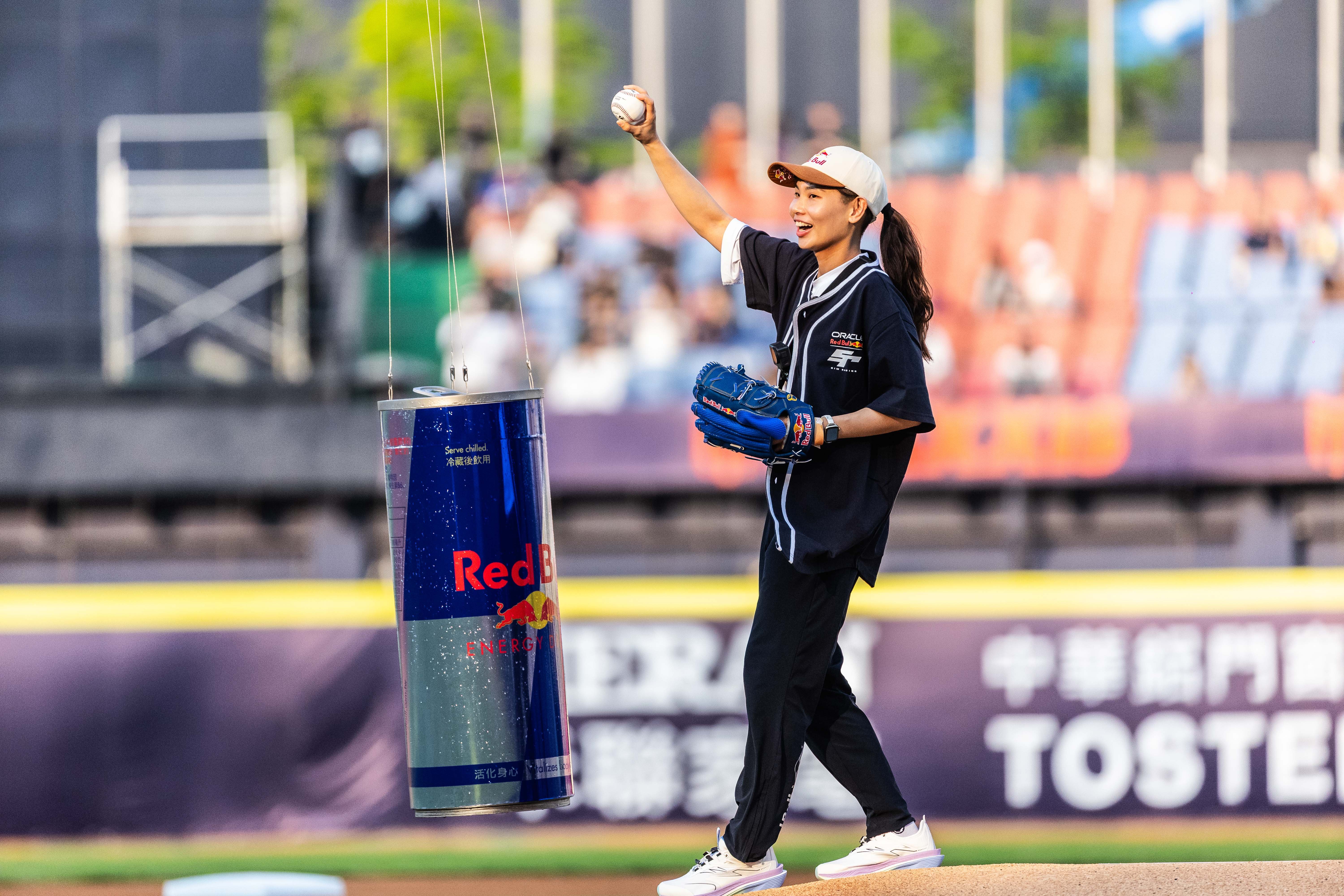 戴資穎睽違 6 年受邀開球力挺中信兄弟開幕戰！巨型 Red Bull 從天而降送球嗨翻全場！