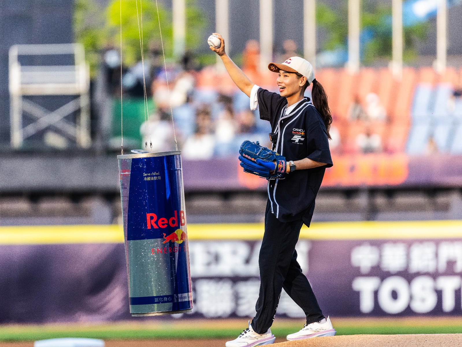 戴資穎睽違 9 年再度開球力挺中信兄弟開幕戰！巨型 Red Bull 從天而降送球嗨翻全場！